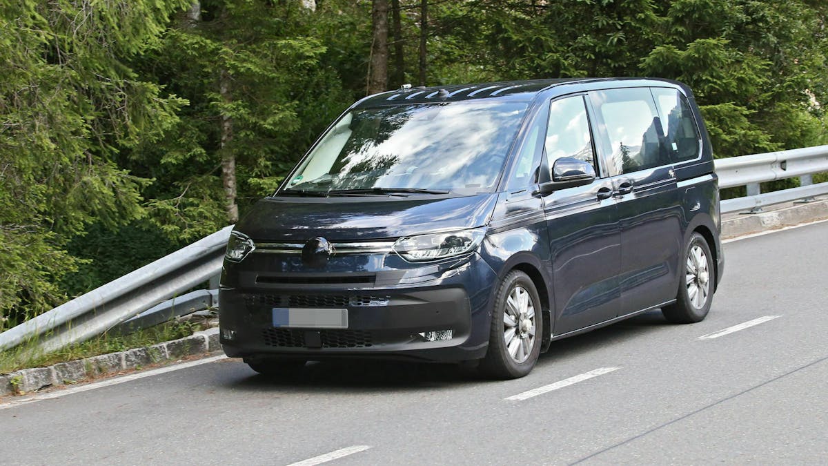 VW T7 Multivan Erlkönig, Ansicht von 3/4 vorn