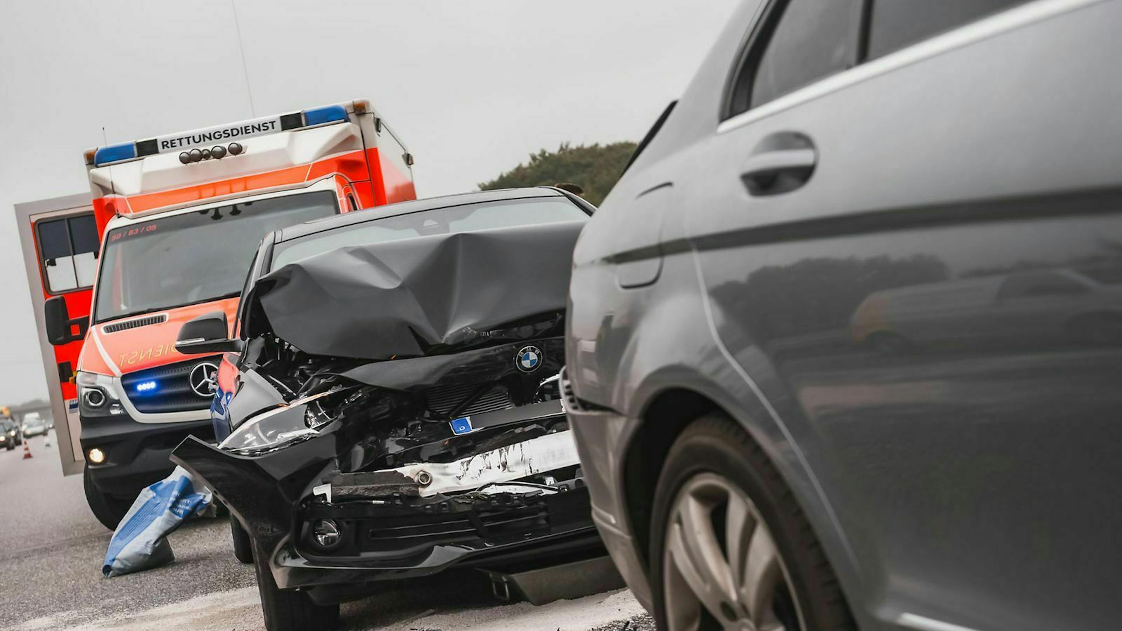 An einem Unfallort kommt gerade ein Rettungswagen an.