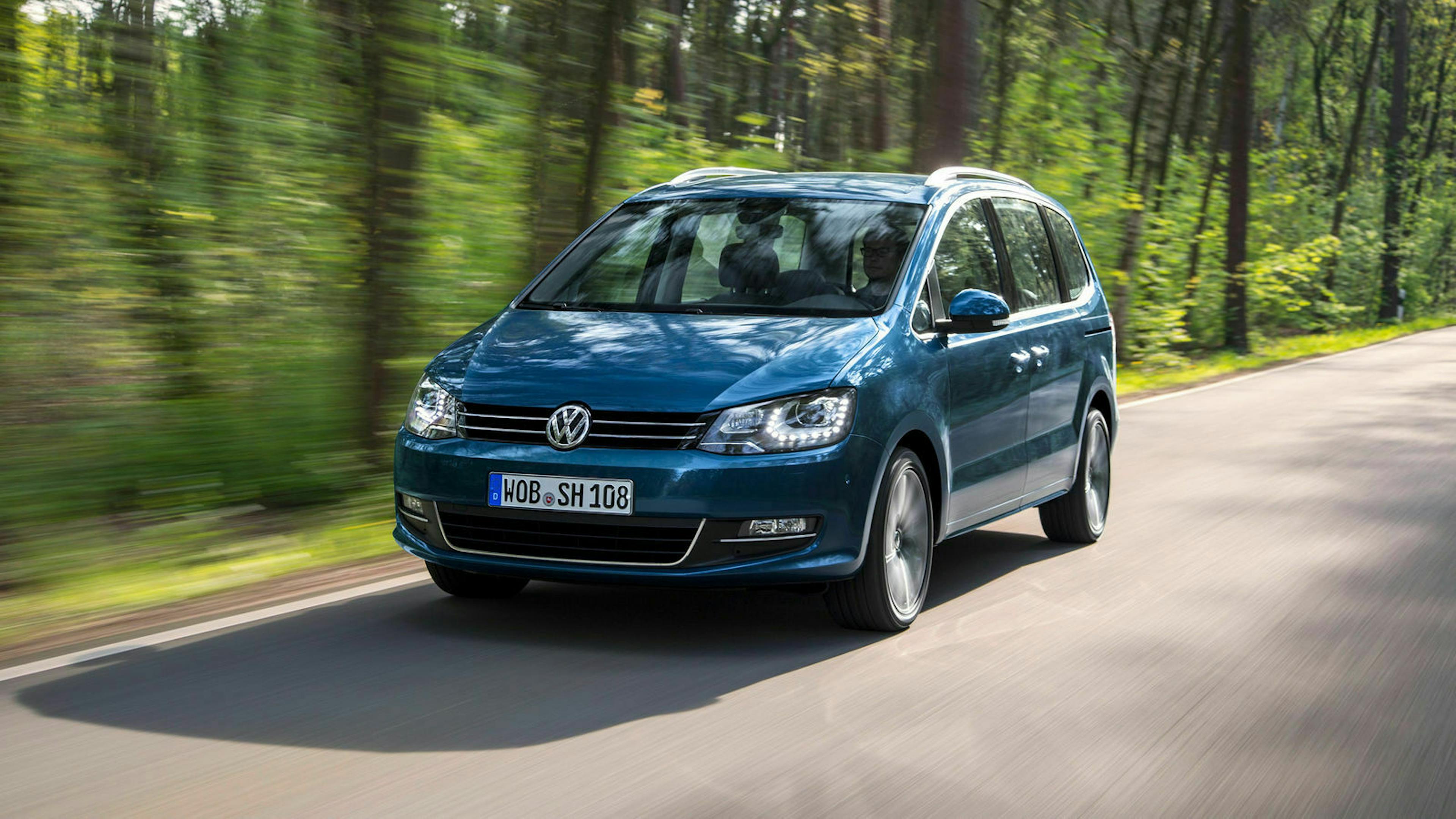 Zu sehen ist der VW Sharan, fahrend
