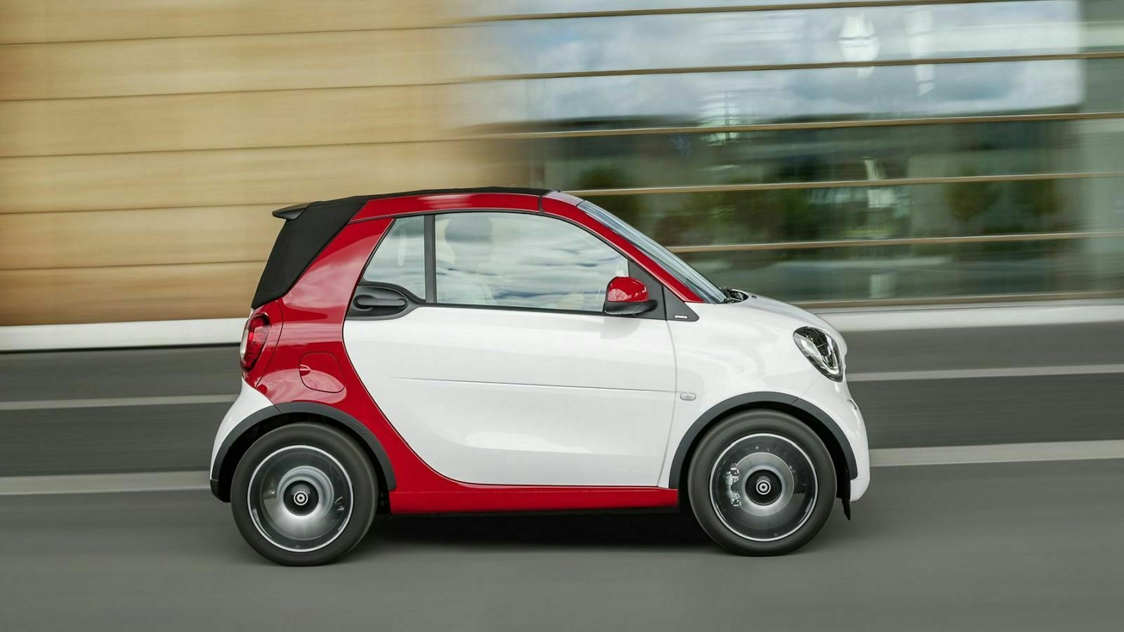 Smart Fortwo Cabrio mit geschlossenem Verdeck in der Seitenansicht, fahrend