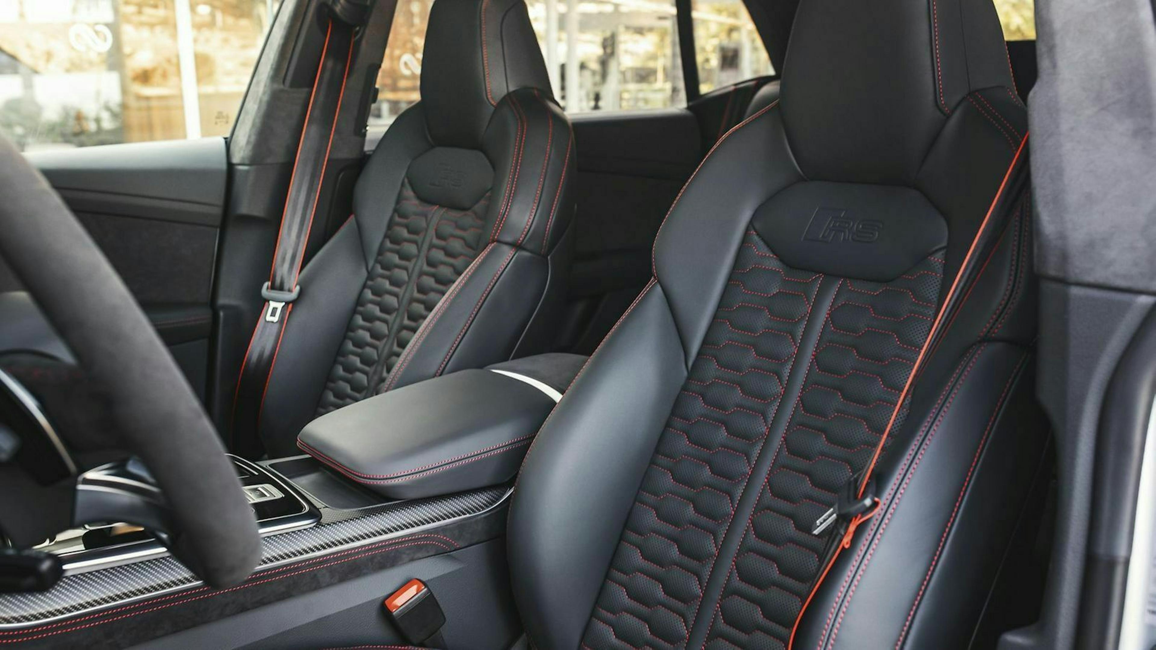 Zu sehen sind die Sportsitze des Audi RS Q8