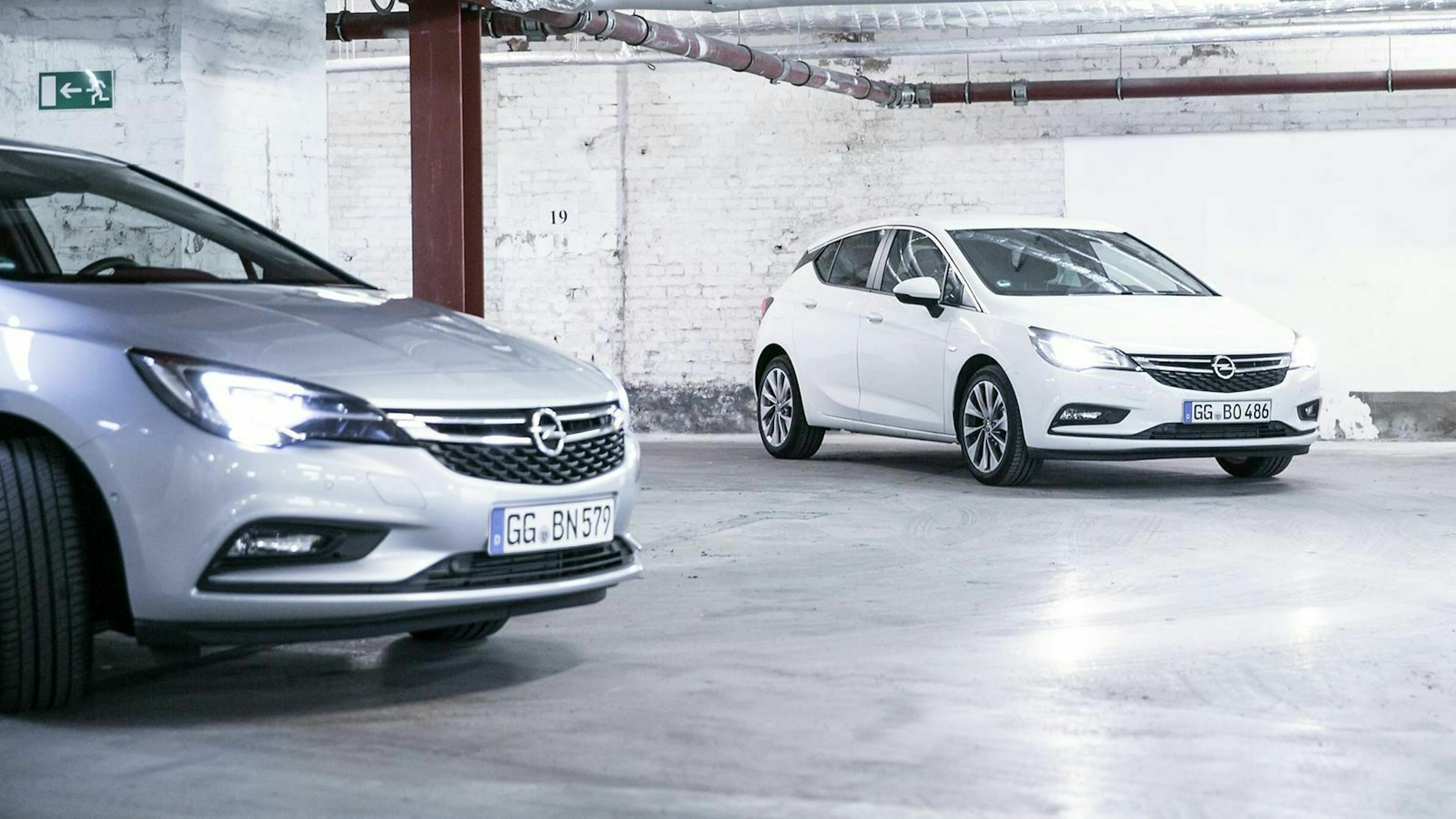 Links steht der 110-PS-Diesel und rechts der 150-PS-Benziner