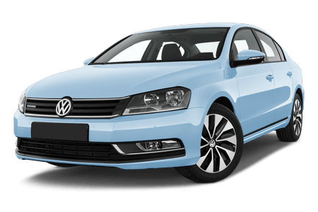 Hellblauer Volkswagen Limousine, Frontansicht, auf weißem Hintergrund.