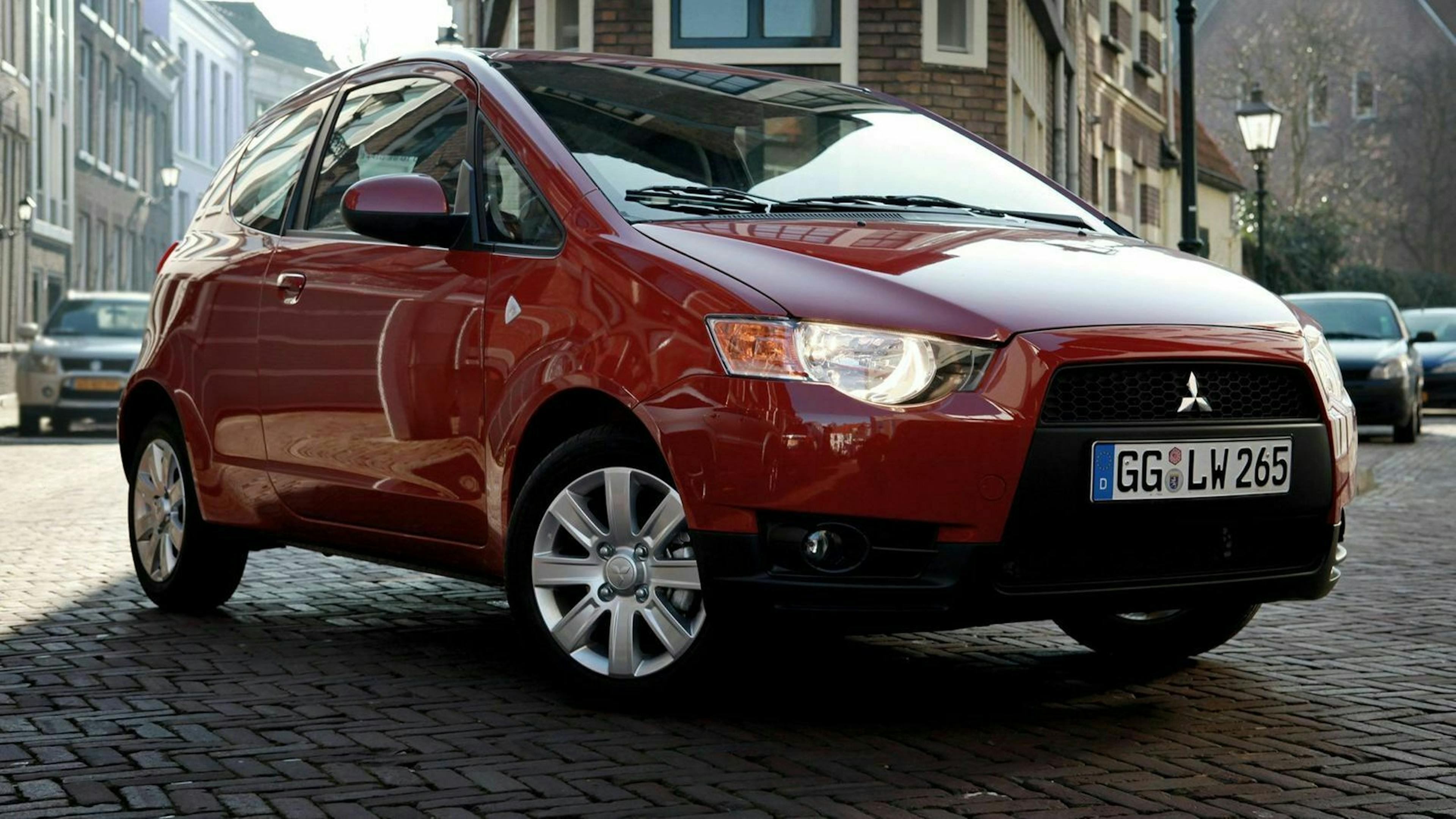 Der Mitsubishi Colt in seitlicher Frontansicht stehend