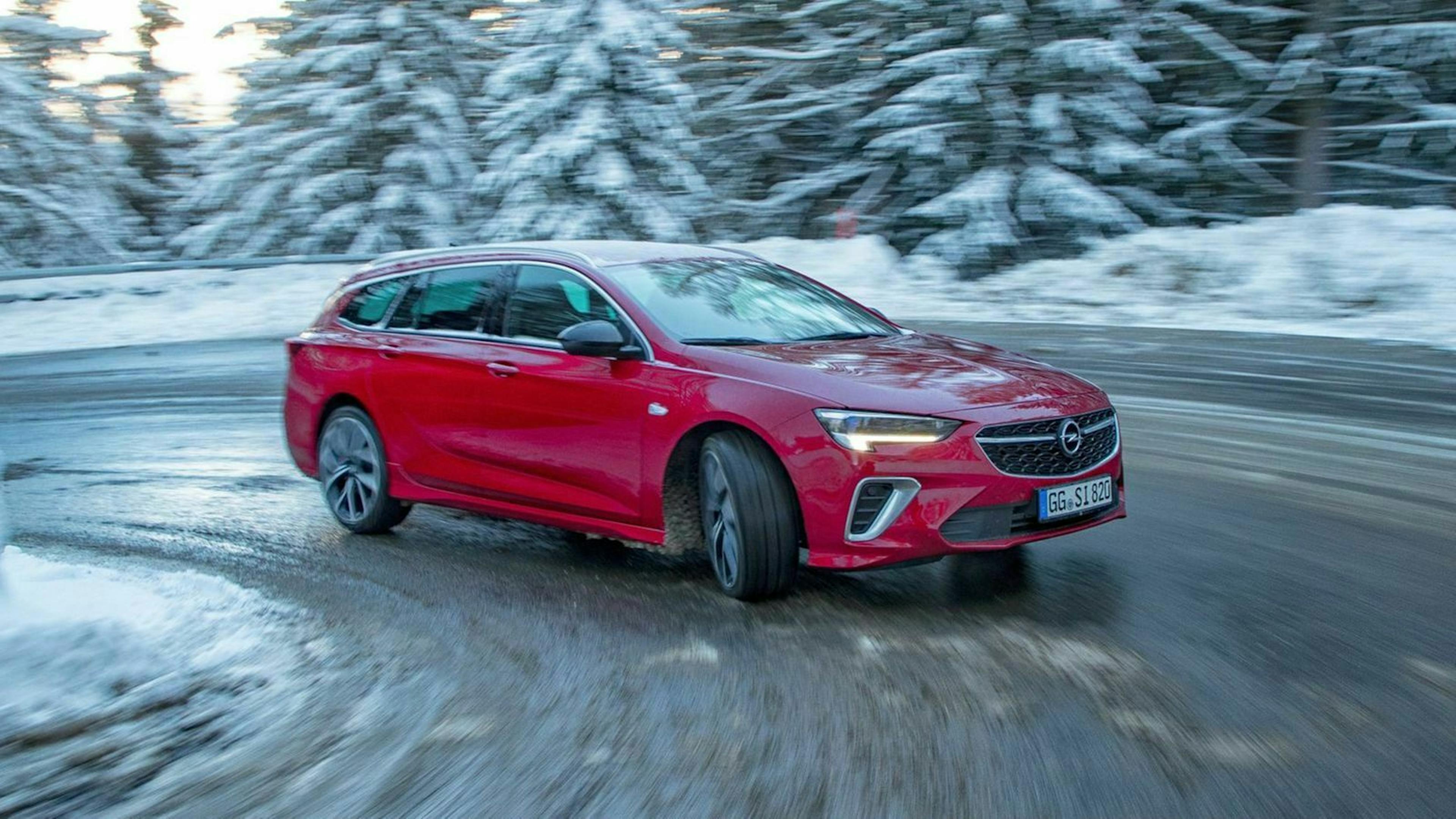 Zu sehen ist der Opel Insignia Sports Tourer, fahrend