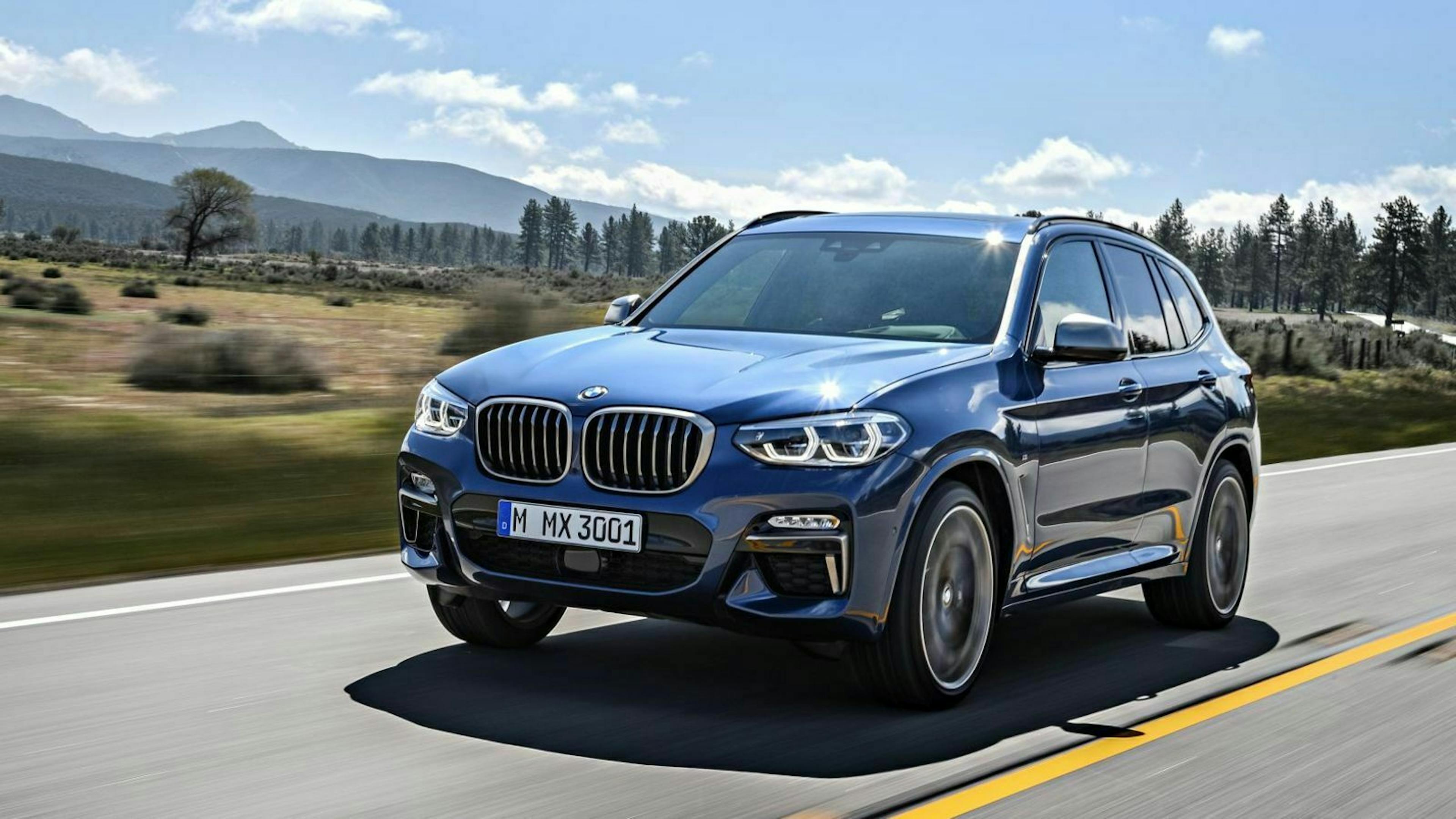 Zu sehen ist der BMW X3, fahrend