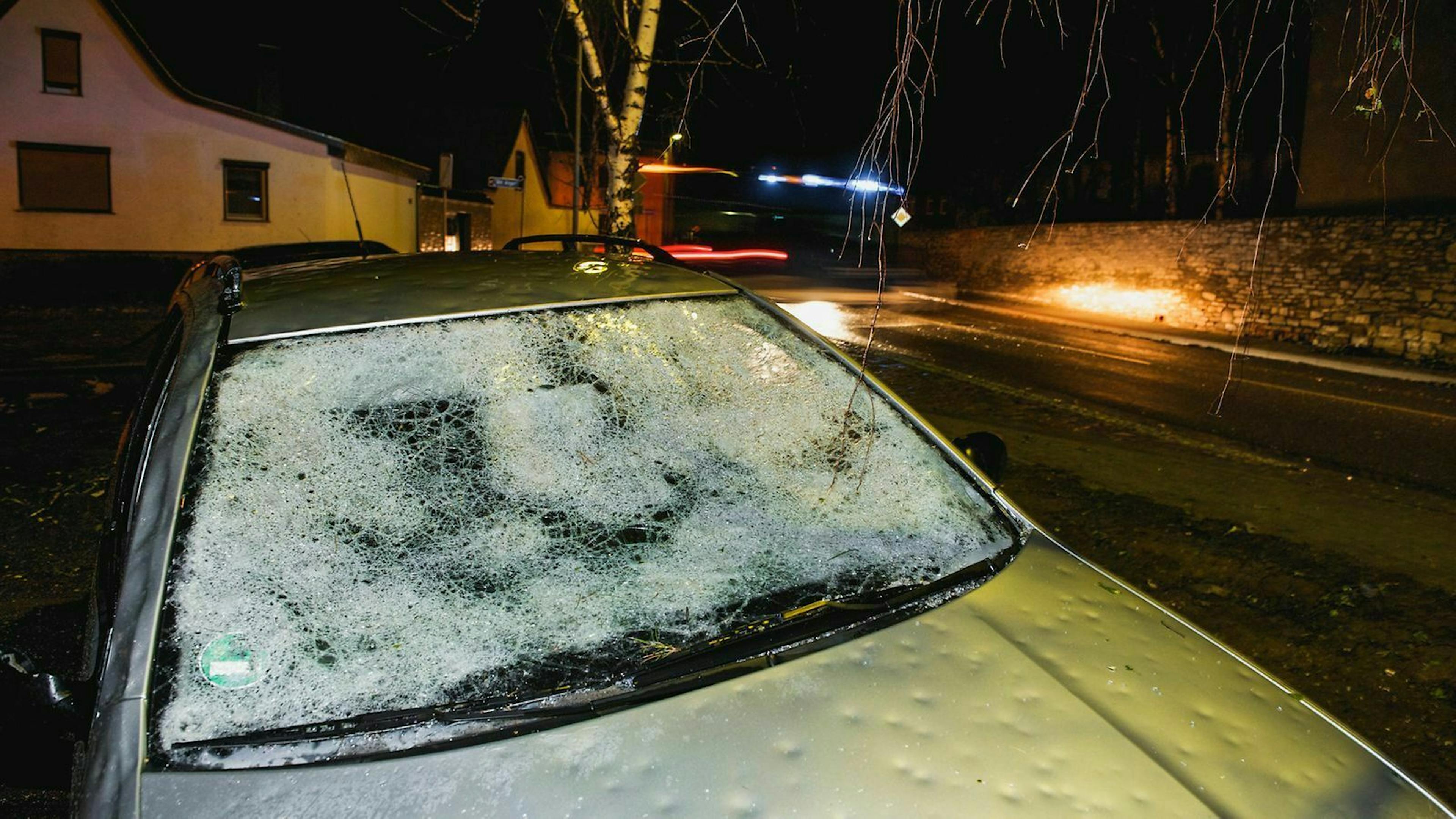 Auch im Straßenverkehr, zum Beispiel auf Autobahnen, sorgen Hagelkörner häufig für Behinderungen.