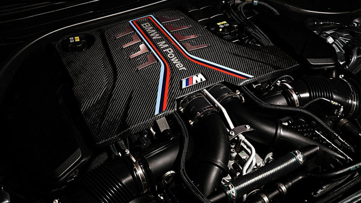 Zu sehen ist der Motor des neuen BMW M5 2020