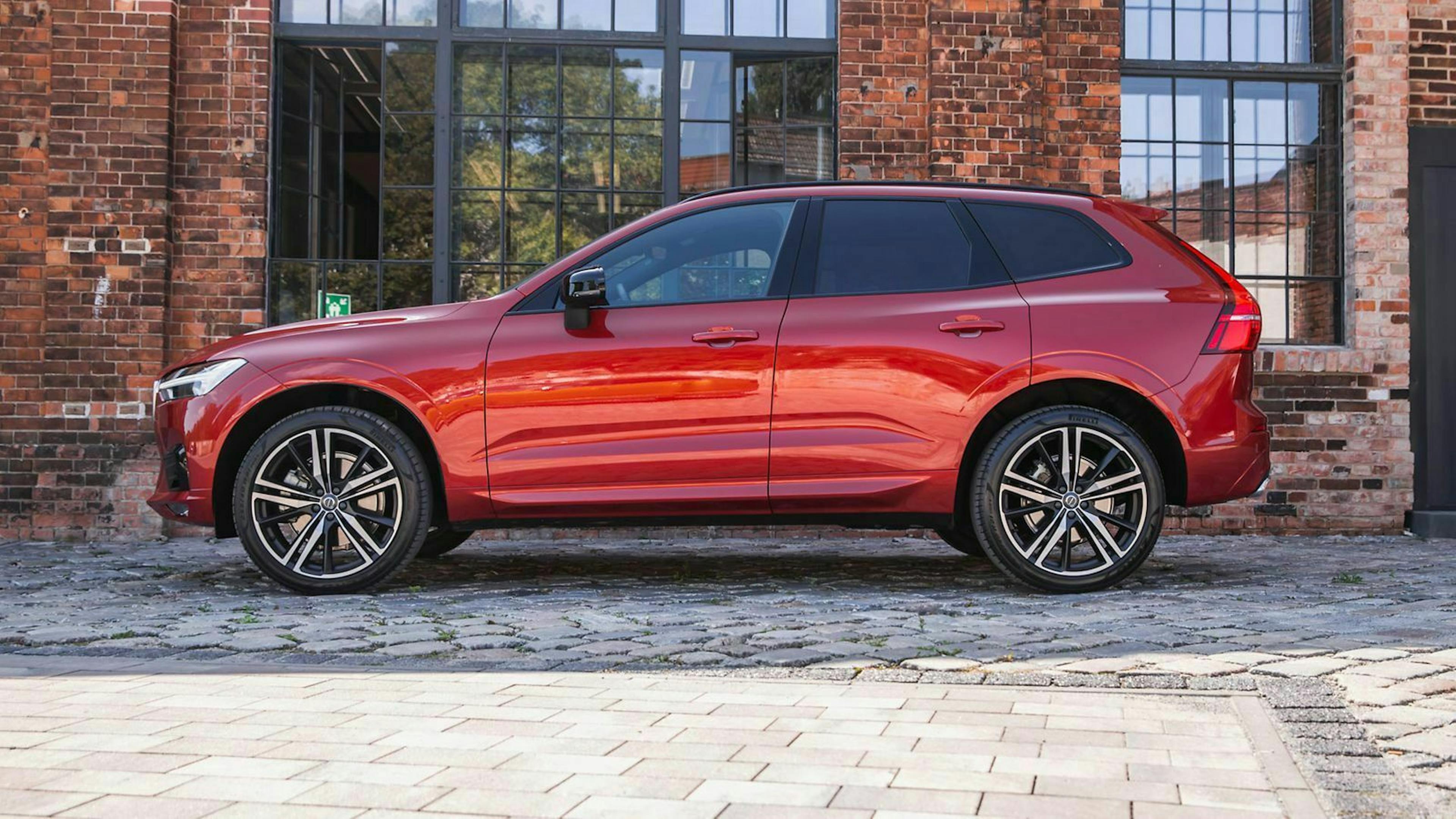 Der Volvo XC60 misst knapp 4,70 Meter. Für die Passagiere bleibt viel Platz, der Kofferraum fällt klein aus