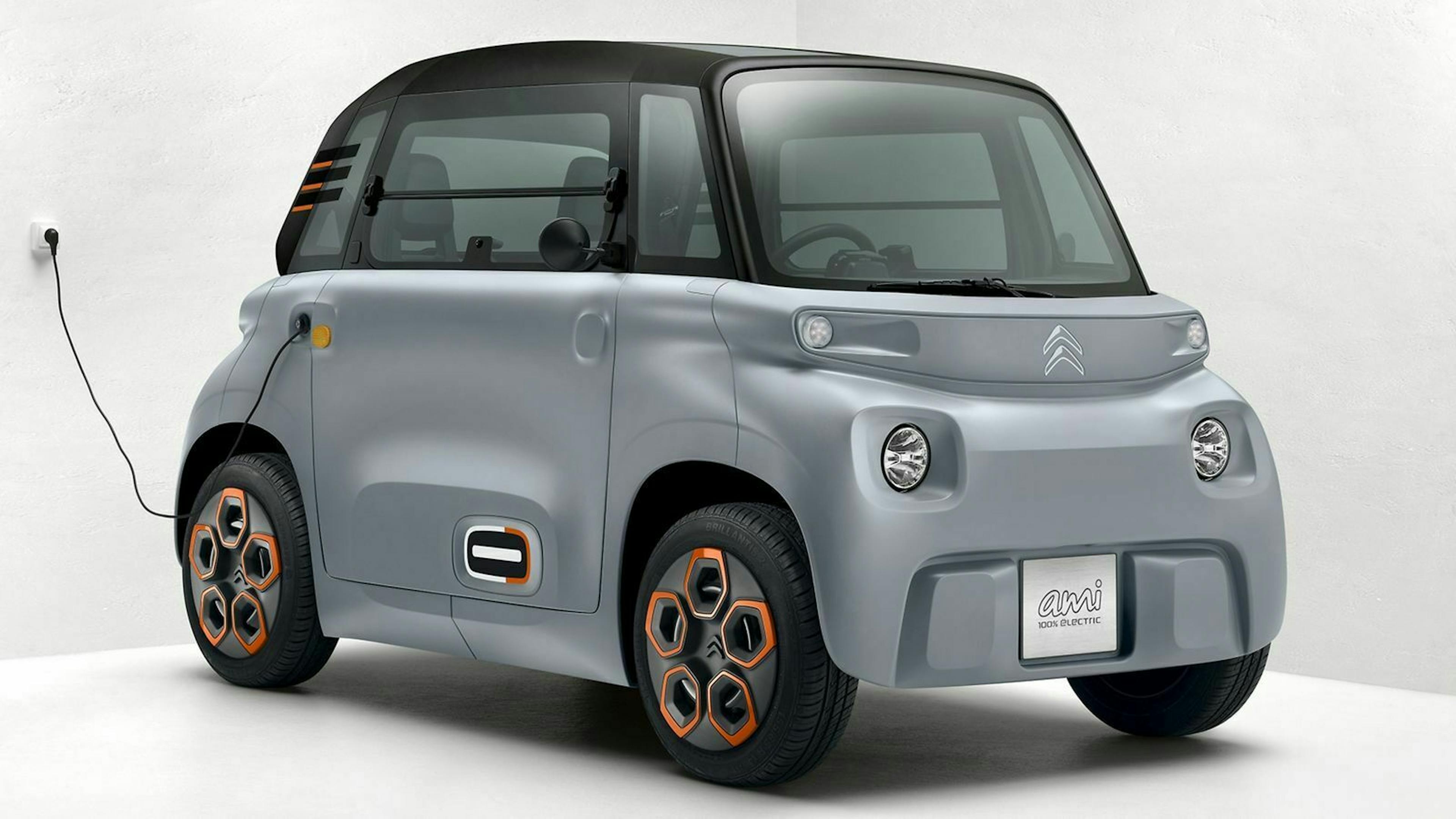 Citroën Ami  in der Ansicht von vorne rechts, an einer Steckdose stehend