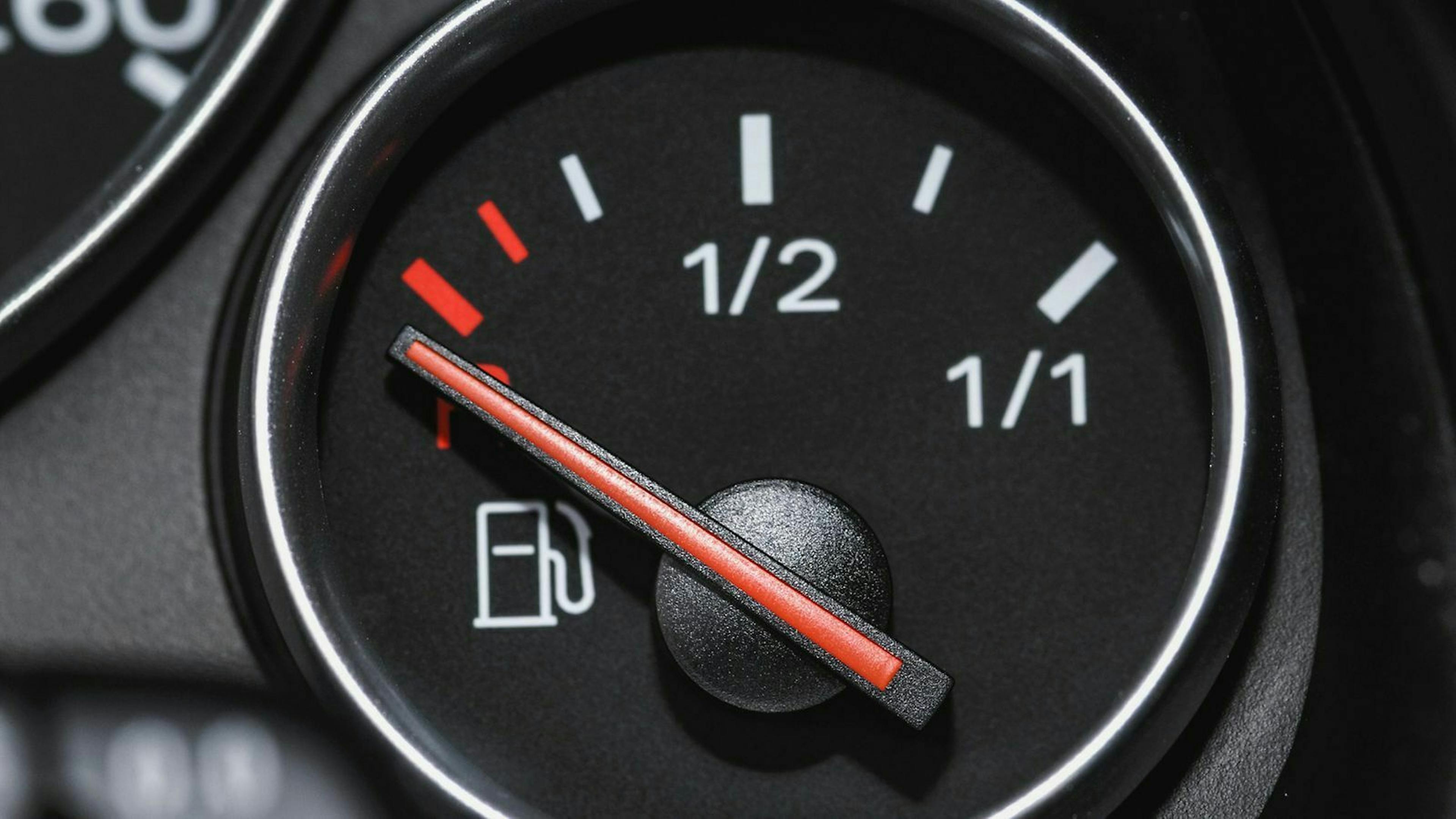 Das Getriebeöl minimiert unter anderem die Reibung von Zahnrädern, Laufflächen und Lamellen im Auto.