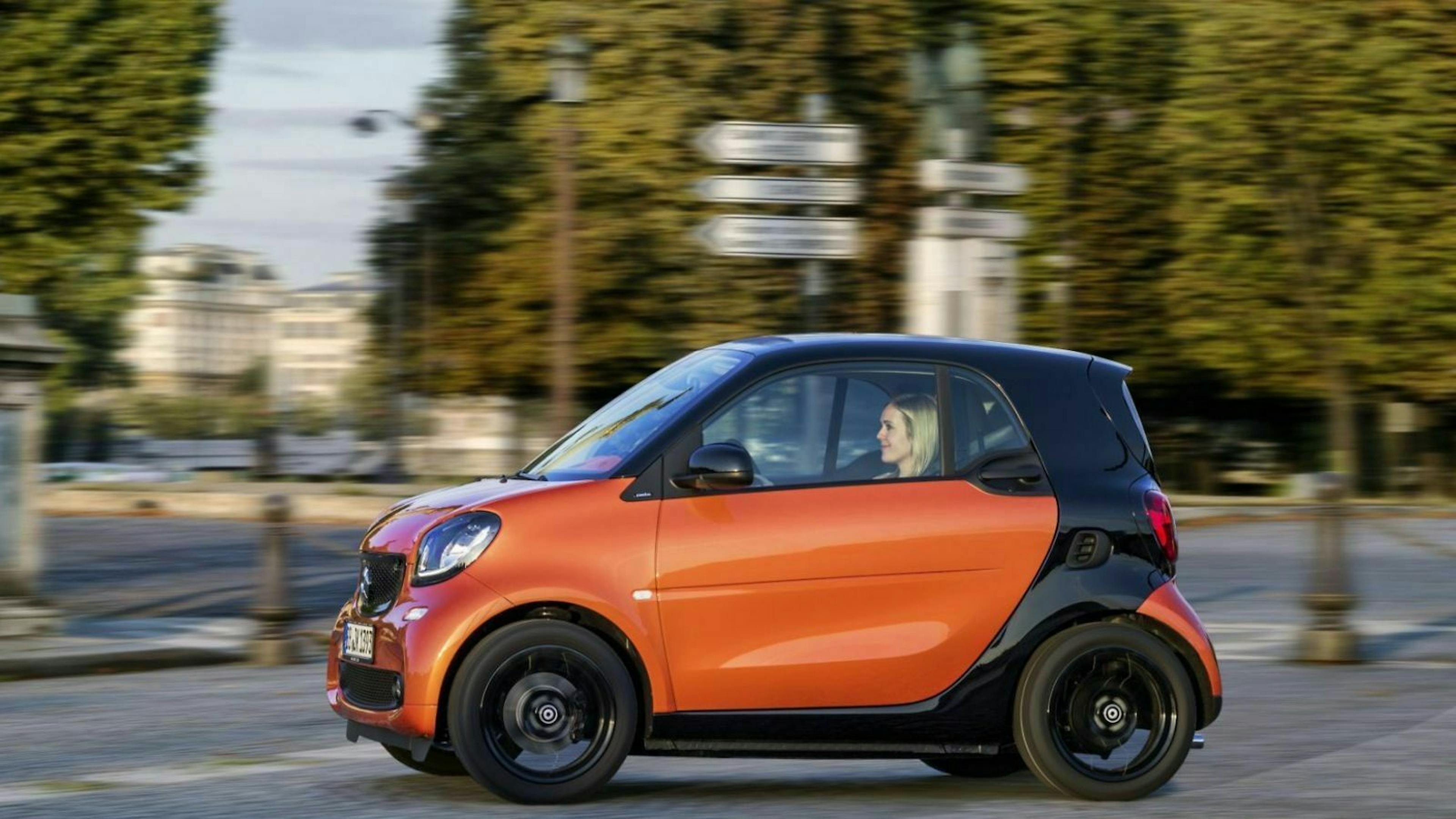 Smart Fortwo in der Seitenansicht, fahrend
