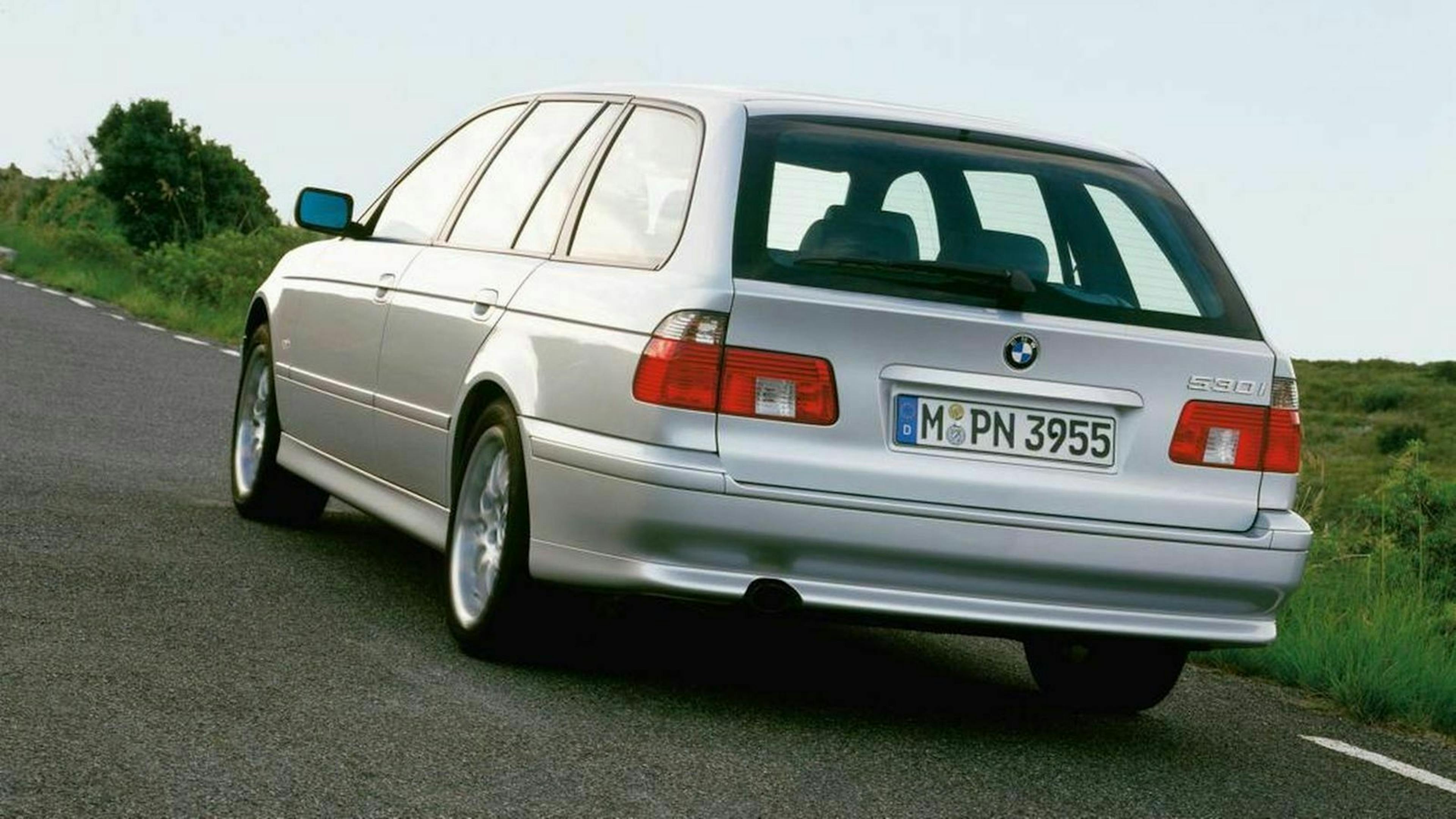 Zu sehen ist der BMW 5er E39 asl Kombi von hinten