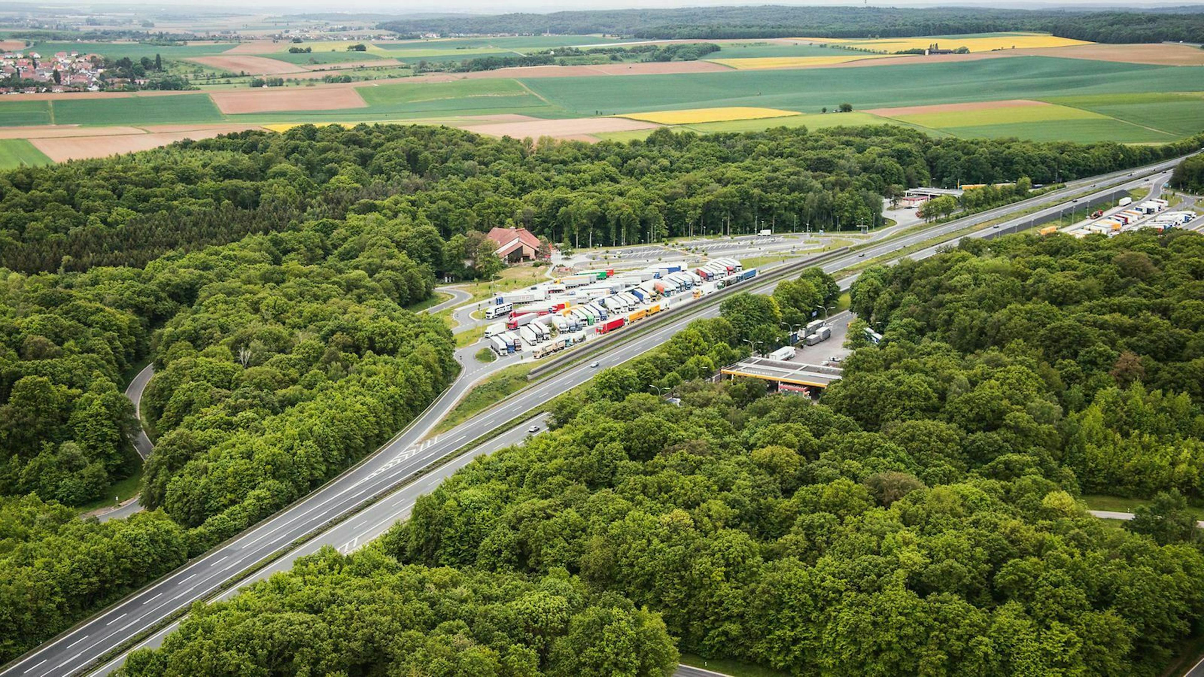 Blick auf die Raststätte Riedener Wald Ost. Hier gibt es verschiedene Restaurants, außerdem kannst du hier übernachten.
