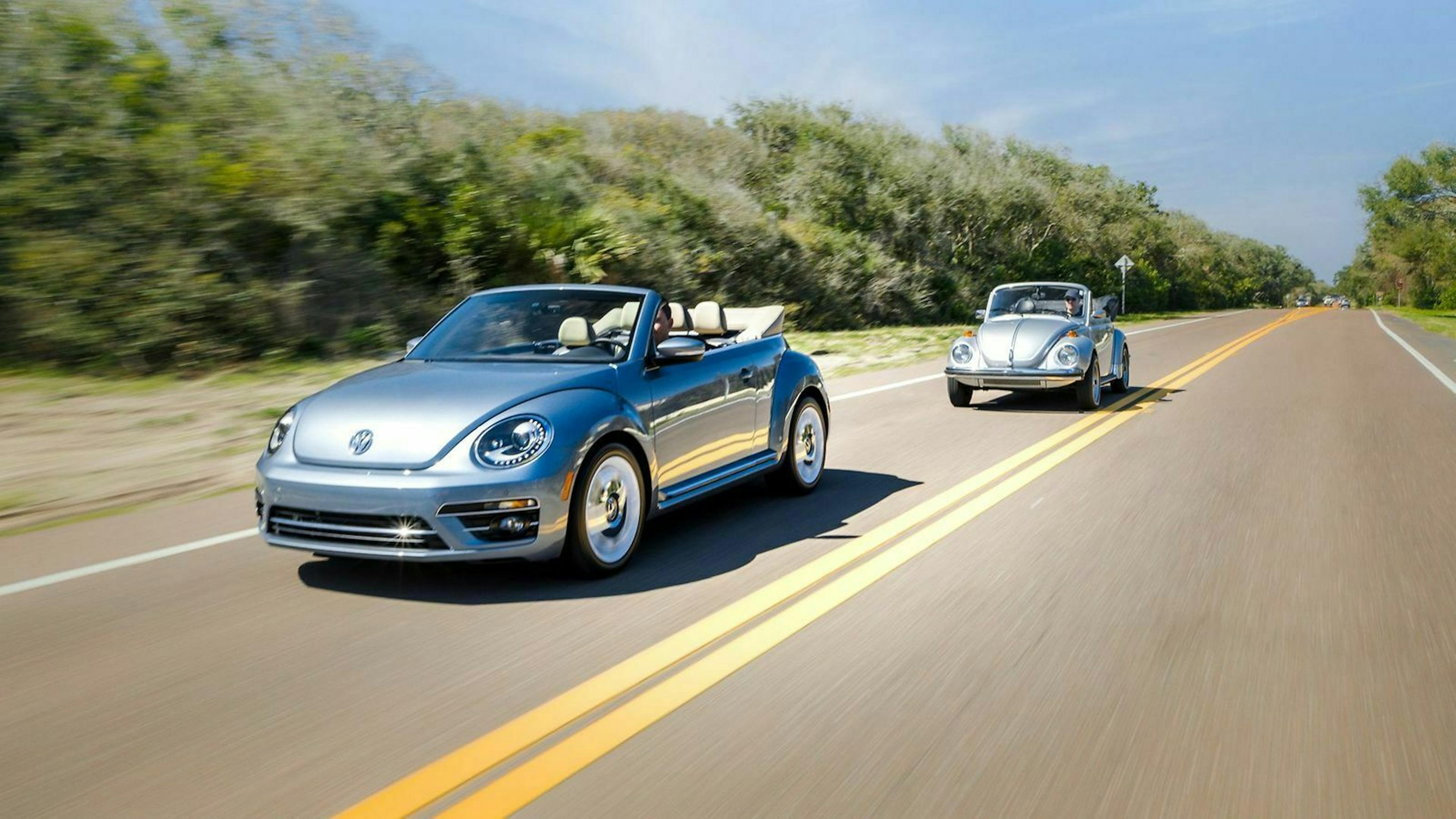 Zu sehen sind das VW Beetle Cabrio Final Edition und der VW Super Beetle Convertible von vorn