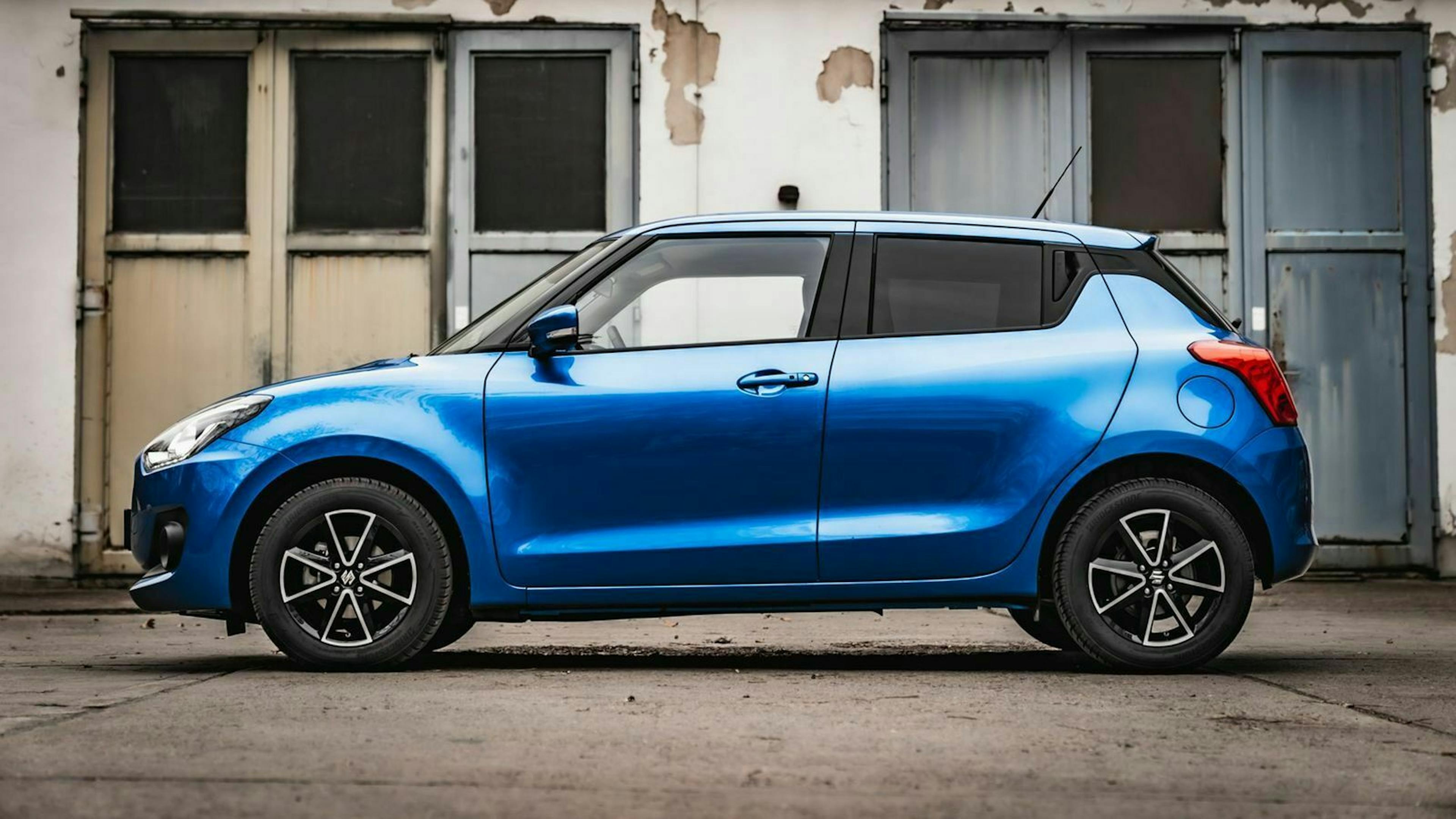 Zu sehen ist der Suzuki Swift Hybrid 2020 in seitlicher Position