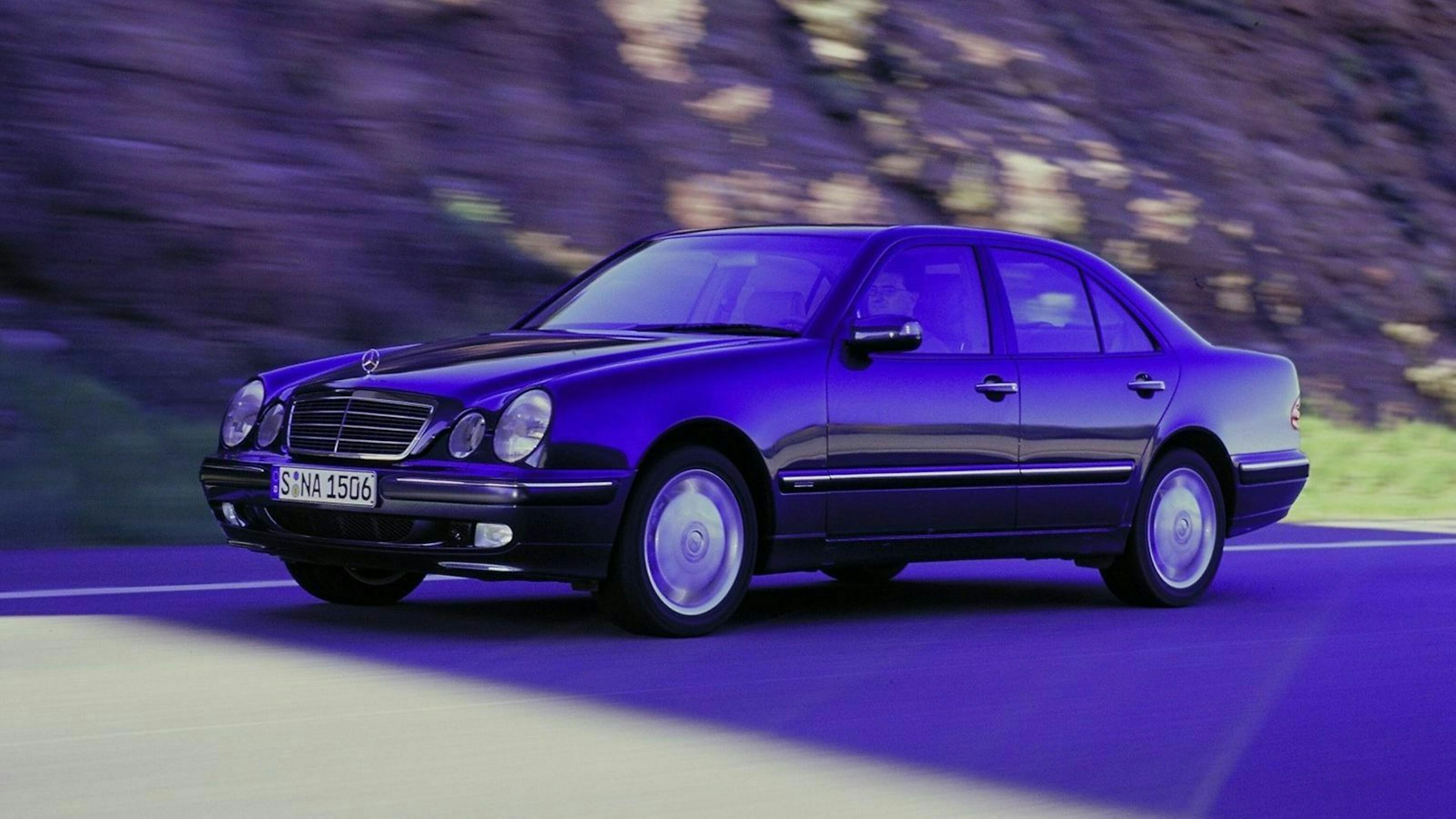 Mercedes E-Klasse in der Seitenansicht, fahrend