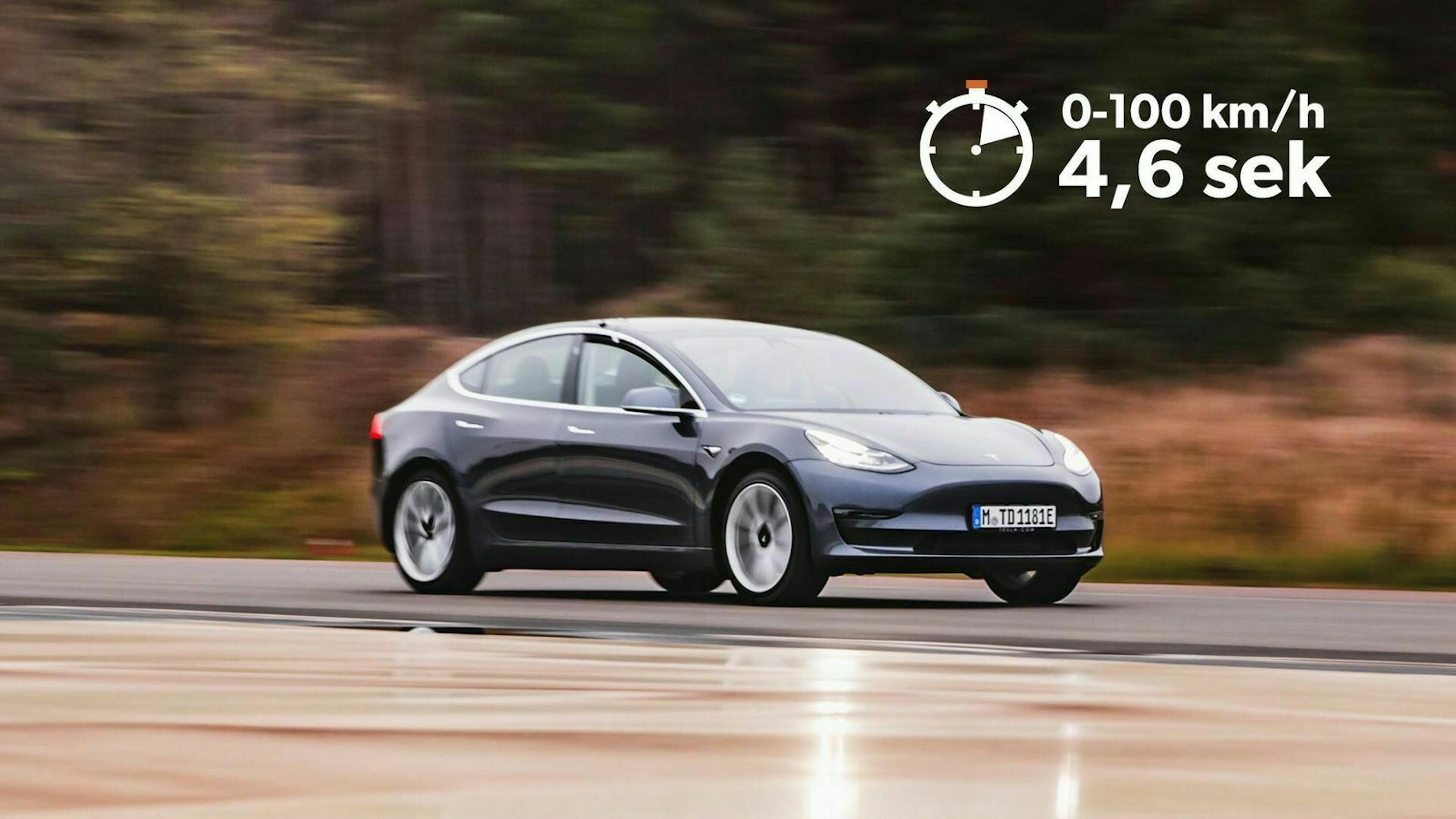 Das Tesla Model 3 (seit 2018) in Seitenansicht fahrend