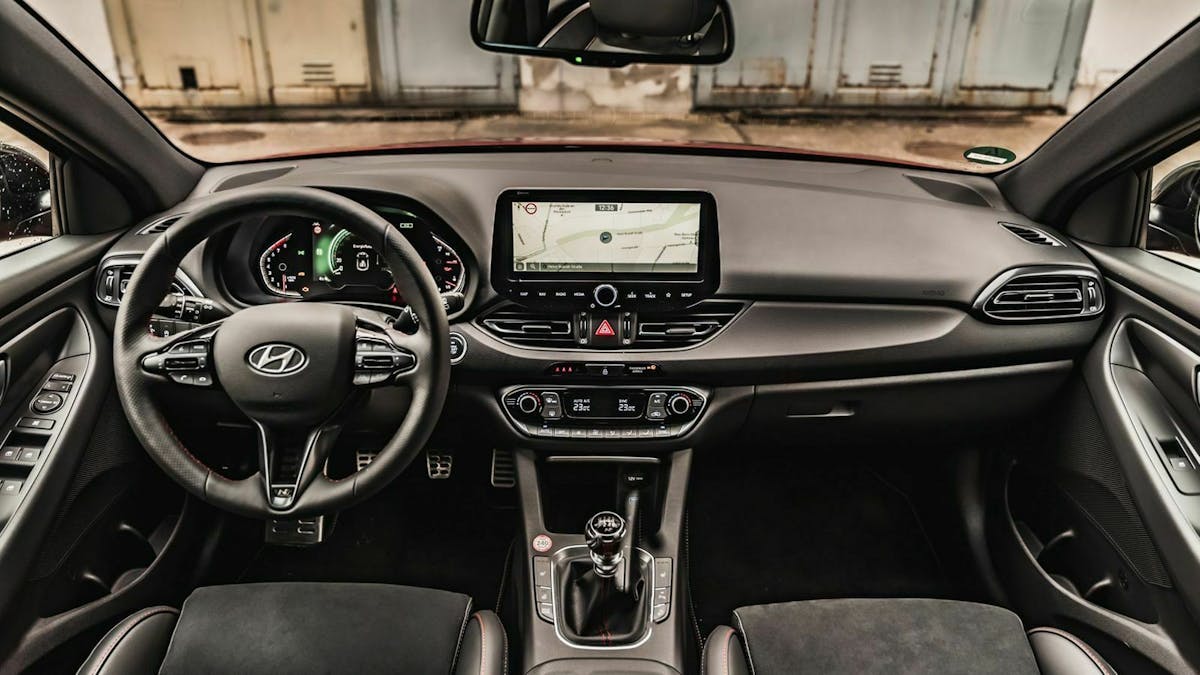 Zu sehen ist das Cockpit des Hyundai i30