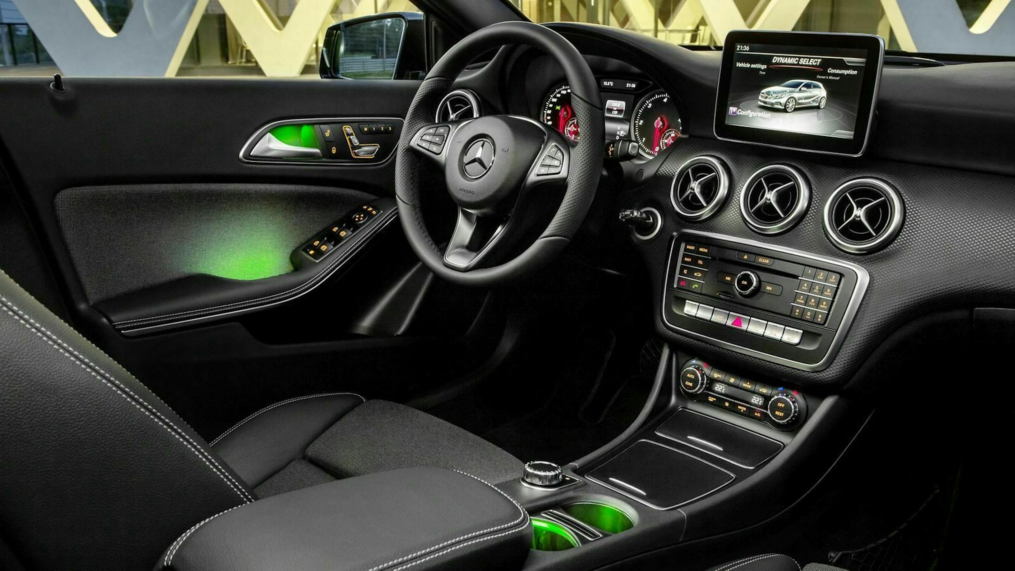 Zu sehen ist das Cockpit der Mercedes A-Klasse (2015) mit grünen Lichtelementen