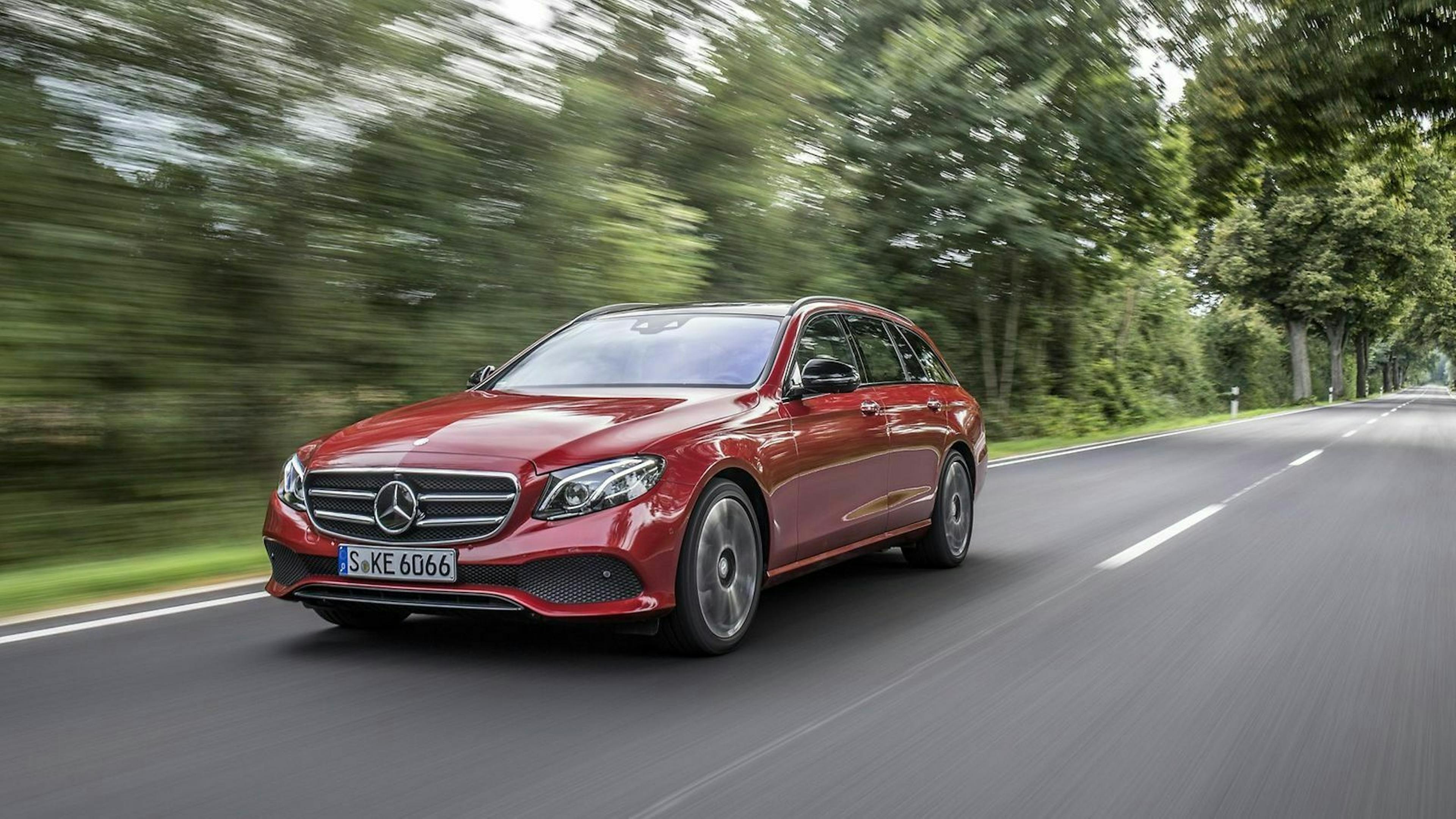 Zu sehen ist die Mercedes E-Klasse als Kombi-Modell, rot lackiert