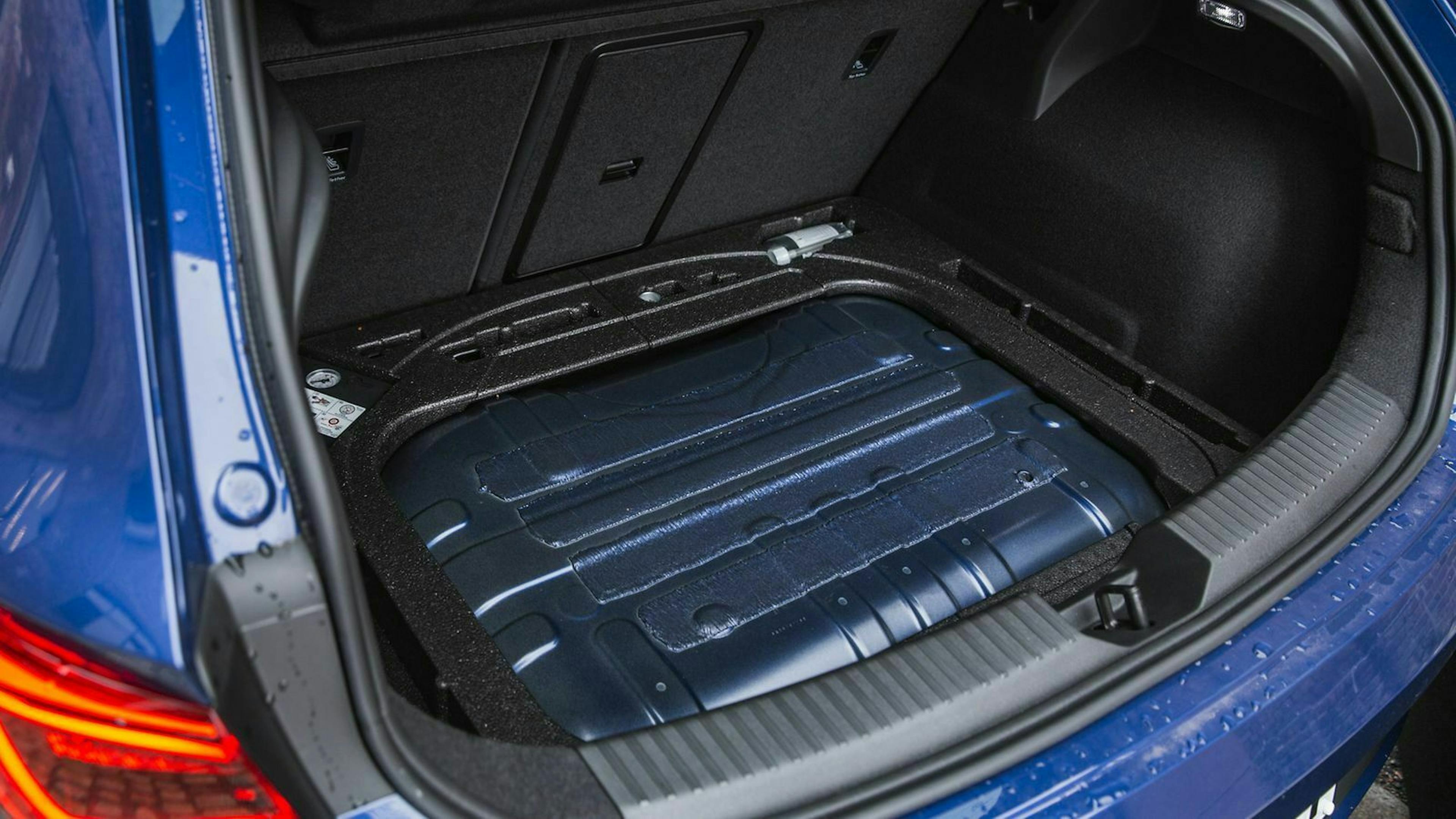 Das Kofferraumvolumen des Seat Leon 1.5 TGI wird durch die Erdgas-Tanks unter dem Kofferraumboden auf 275 Liter reduziert