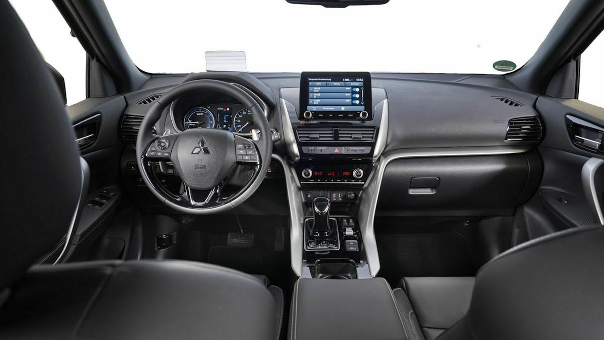Zu sehen ist das Cockpit des Mitsubishi Eclipse S-Cross
