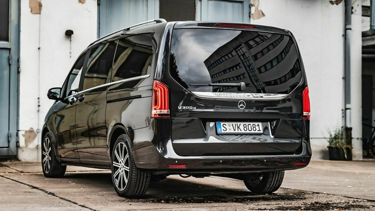 Zu sehen ist der Mercedes V300d von hinten