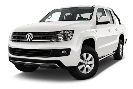 Weißer Volkswagen Amarok Pickup vor weißem Hintergrund, Frontansicht.