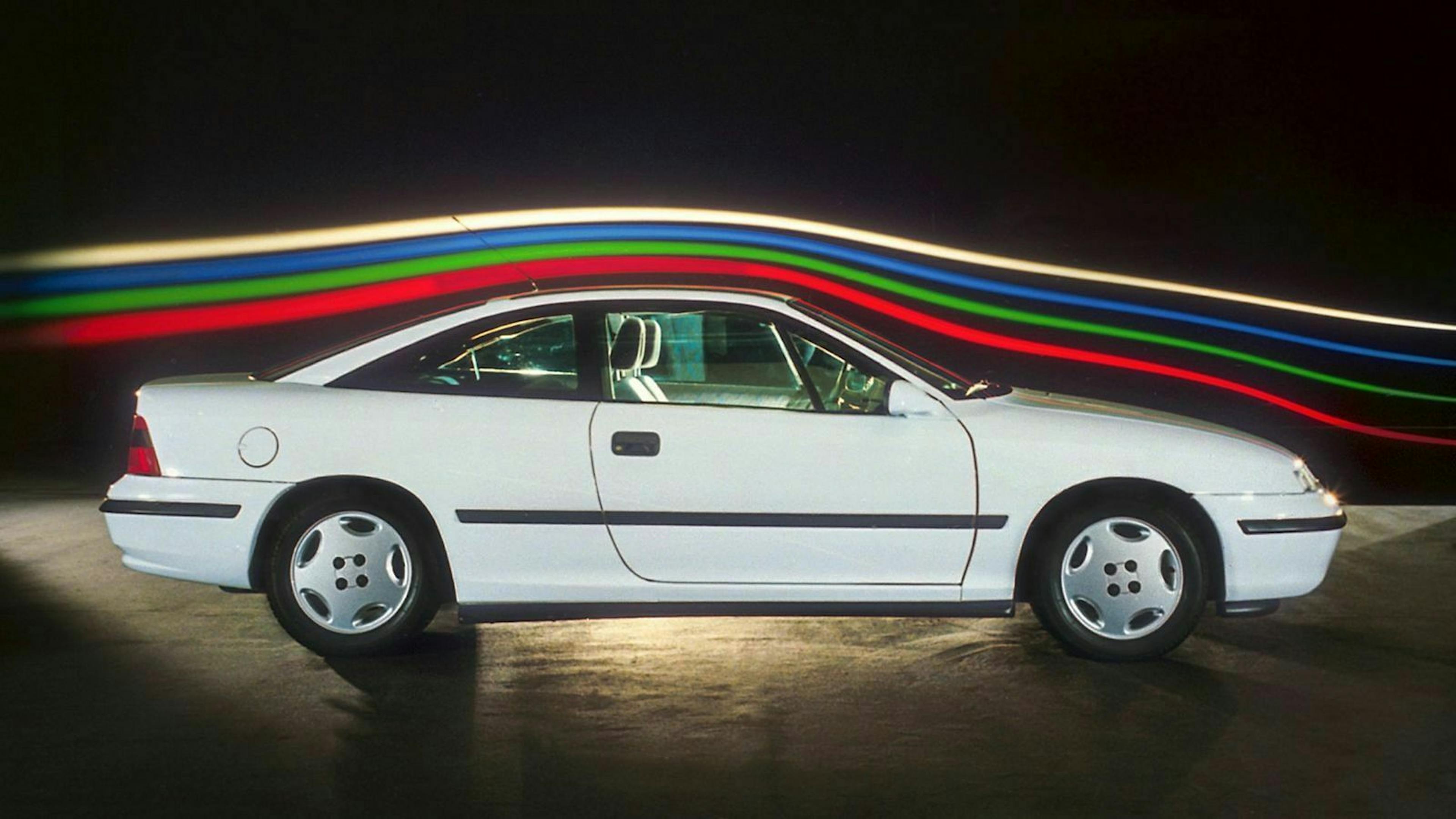 Opel Calibra ion der Seitenansicht, im Windkanal stehend