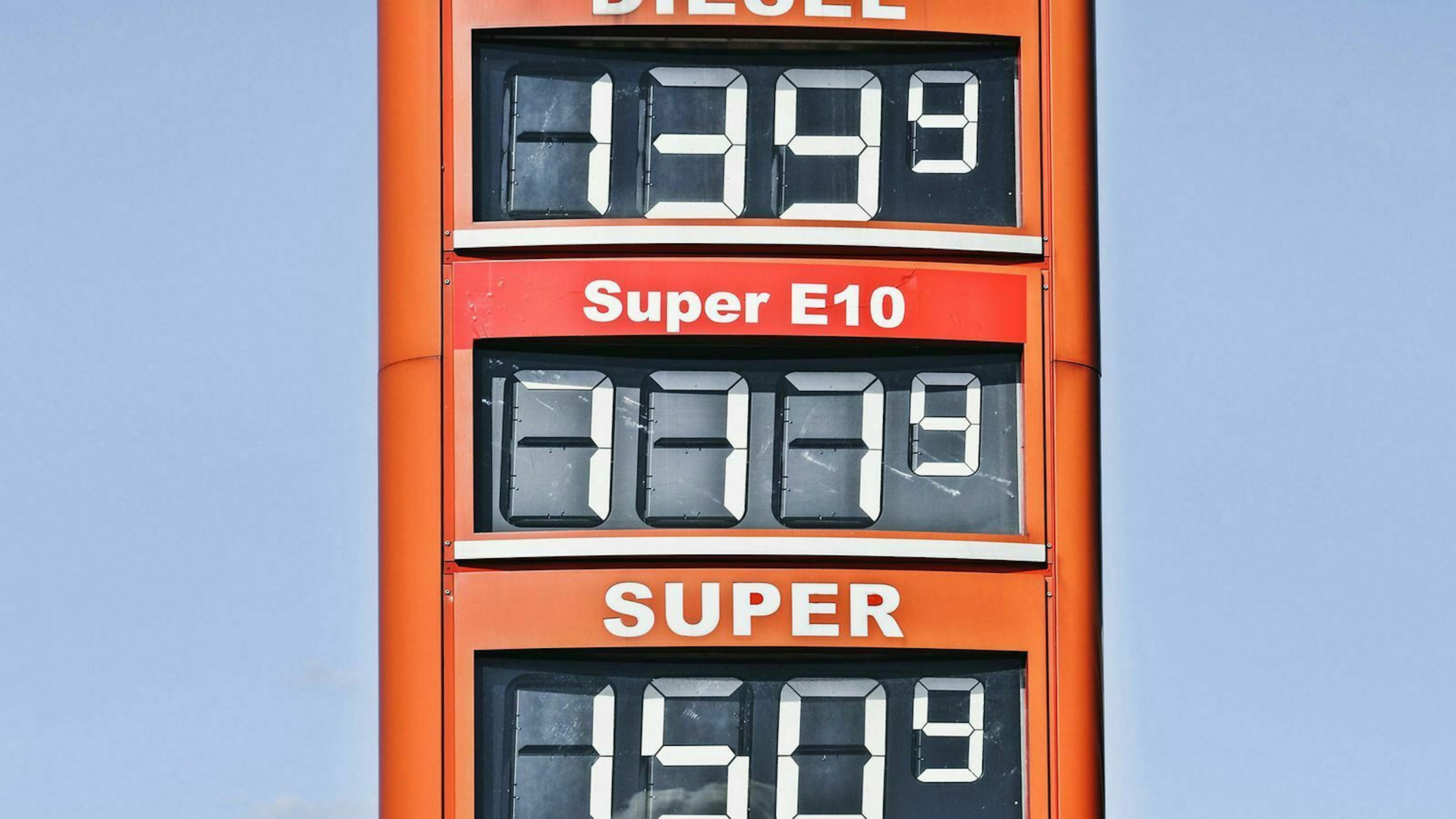 Der Preis für Kraftstoff setzt sich aus verschiedenen Steuern und schwankenden Faktoren zusammen.