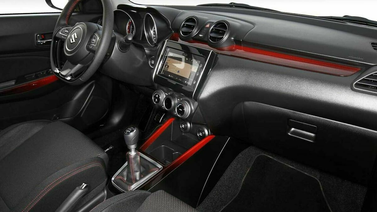 Im Innenraum soll der Swift Sport seinem Namenszusatz entsprechen und sportlich wirken
