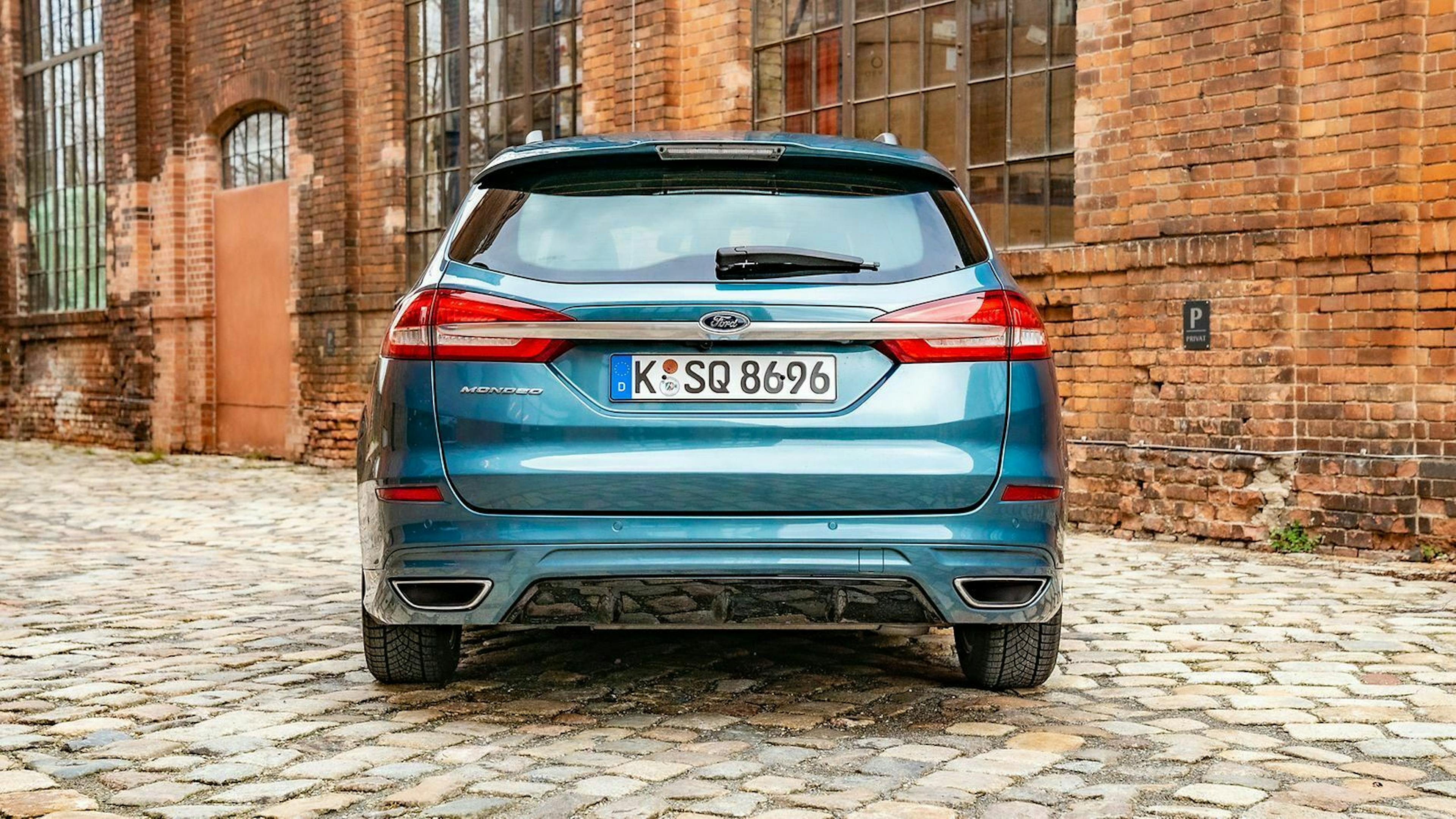 Zu sehen ist das Heck des Ford Mondeo