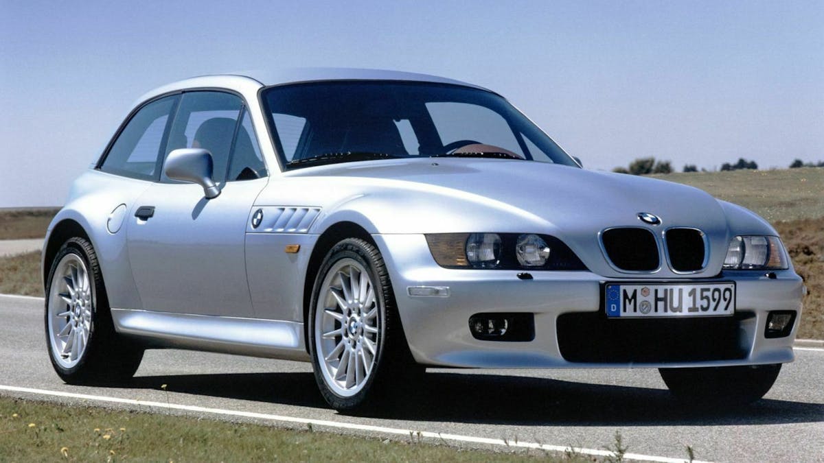 Ein silberner BMW Z3 2.8 Coupé Oldtimer steht am Straßenrand einer Landstraße.