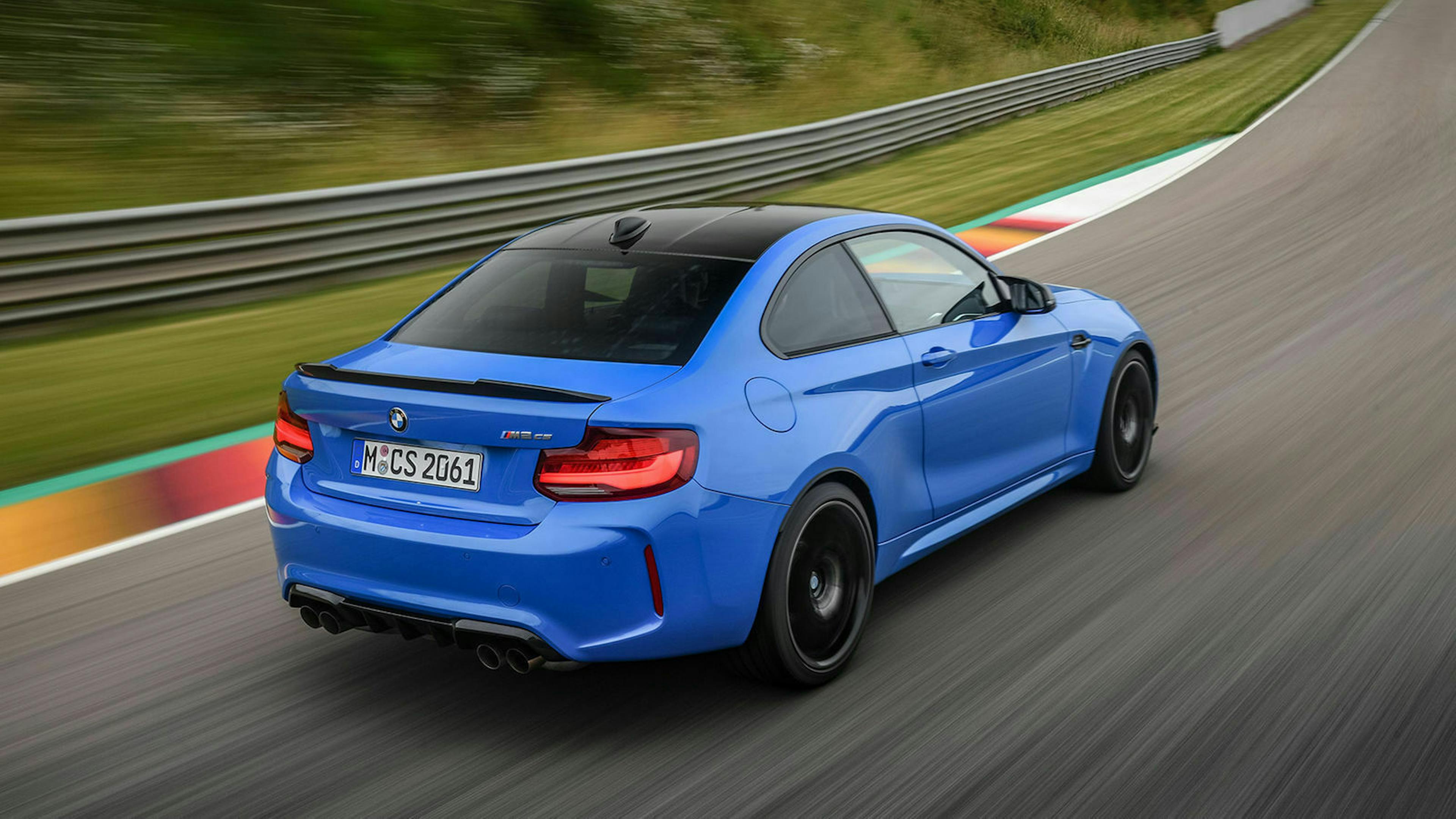 BMW M2 CS in blau dynamisch von hinten
