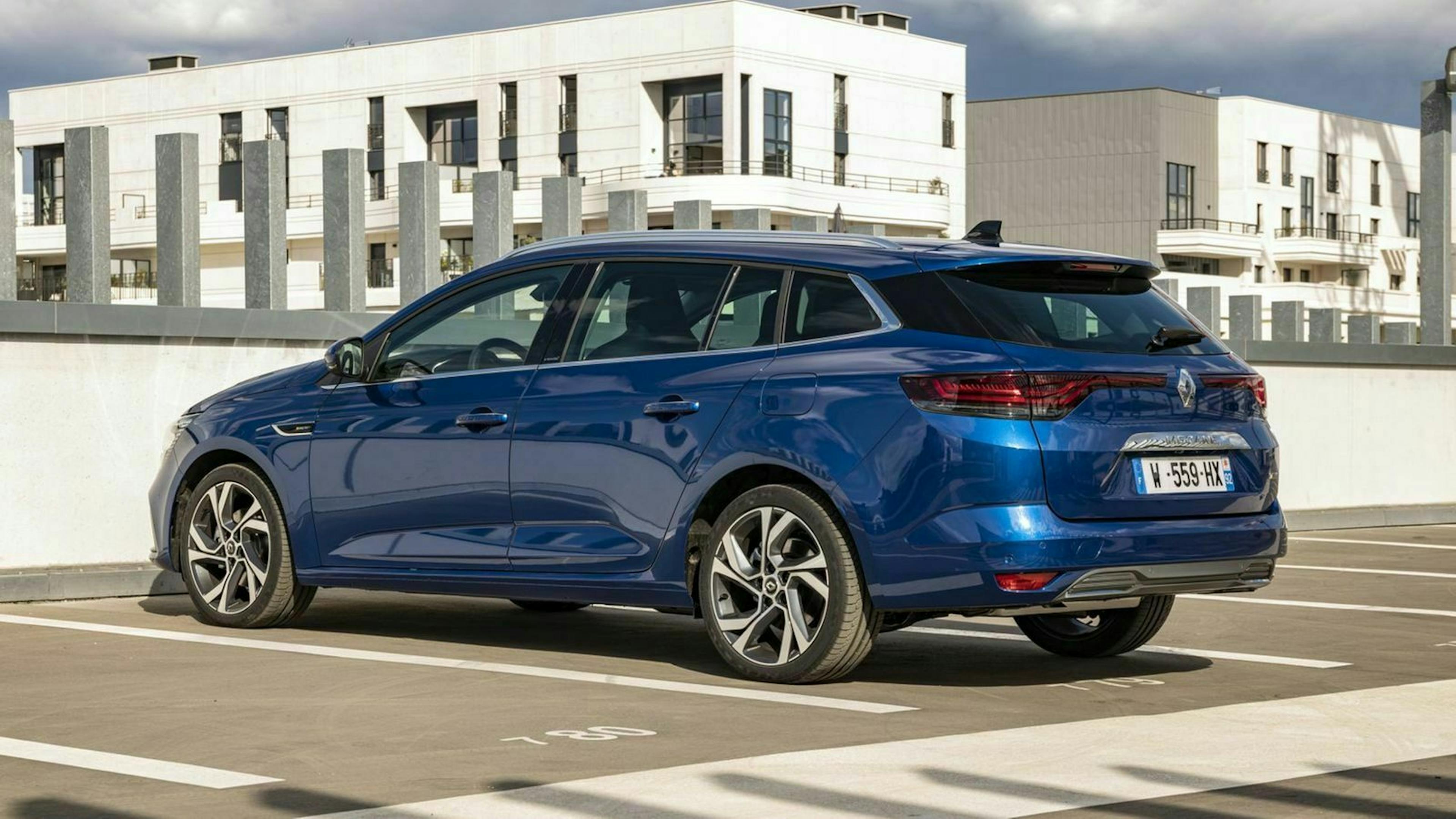 Zu sehen ist der Renault Mégane Grandtour E-Tech von hinten
