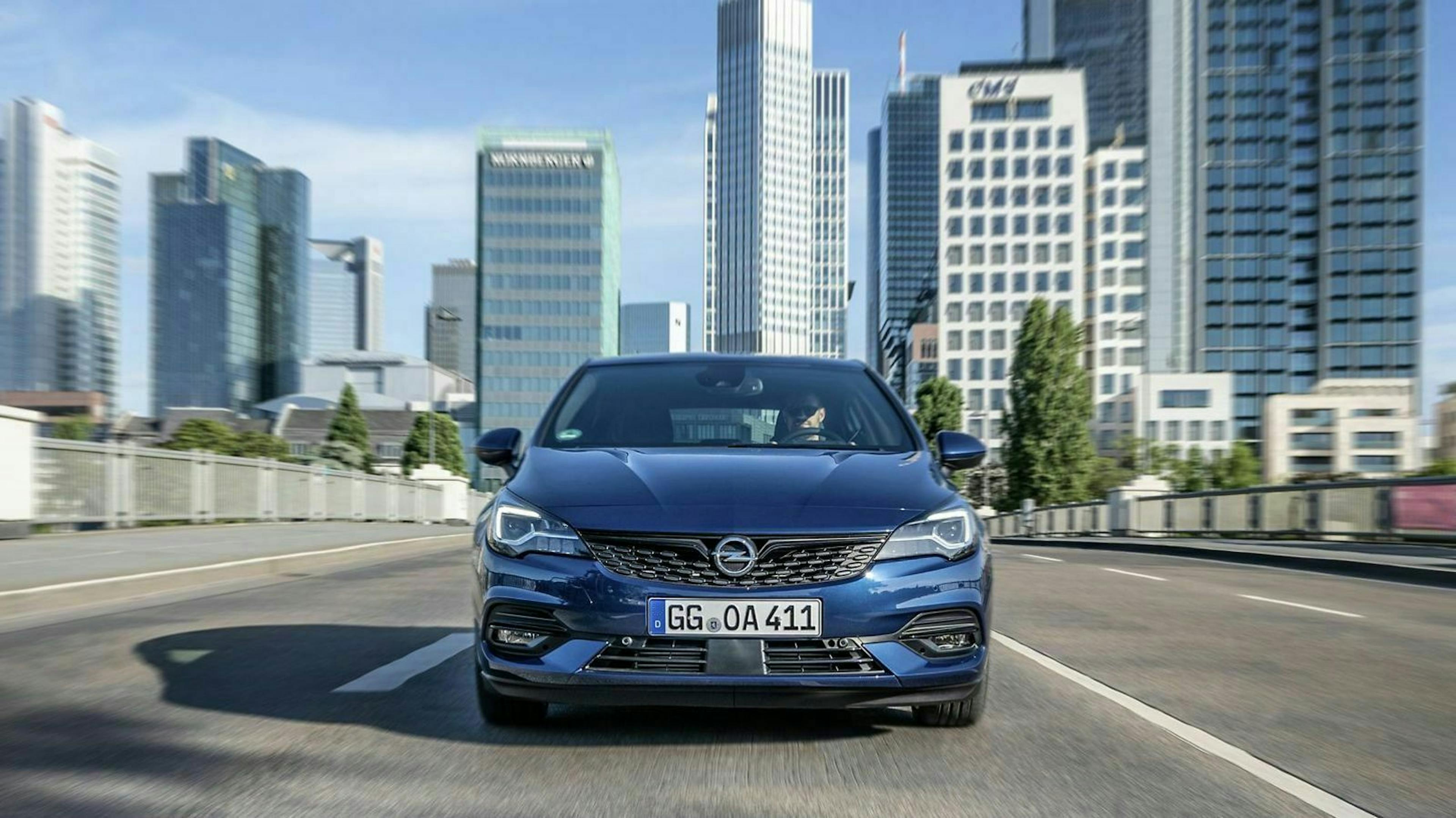 Opel Astra in der Frontansicht, fahrend