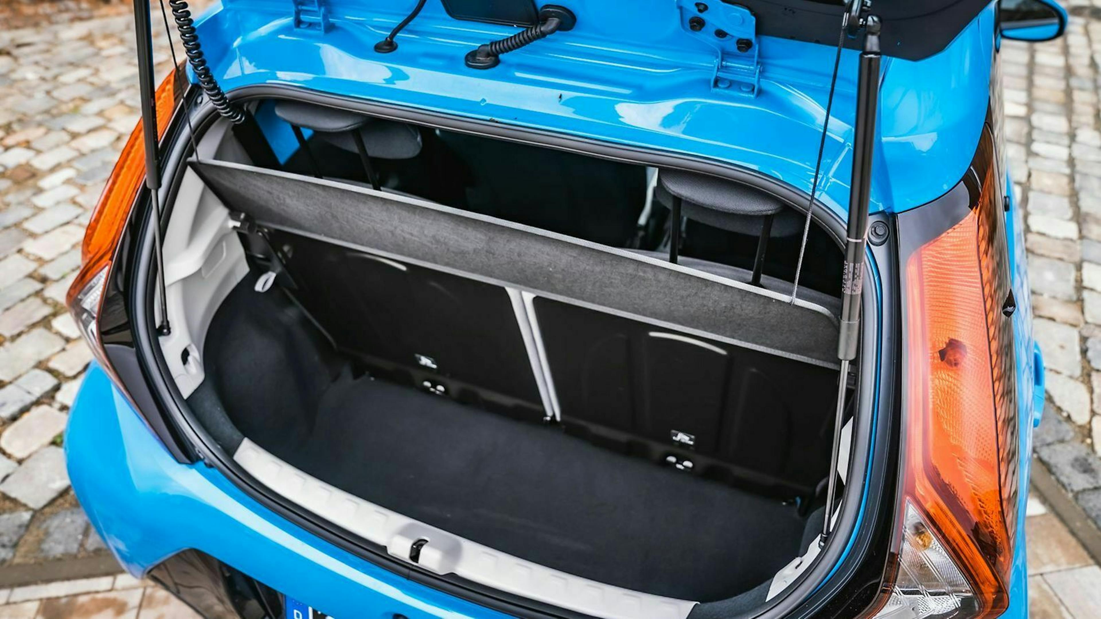 Toyota Aygo in der Heckansicht mit geöffnetem Kofferraum