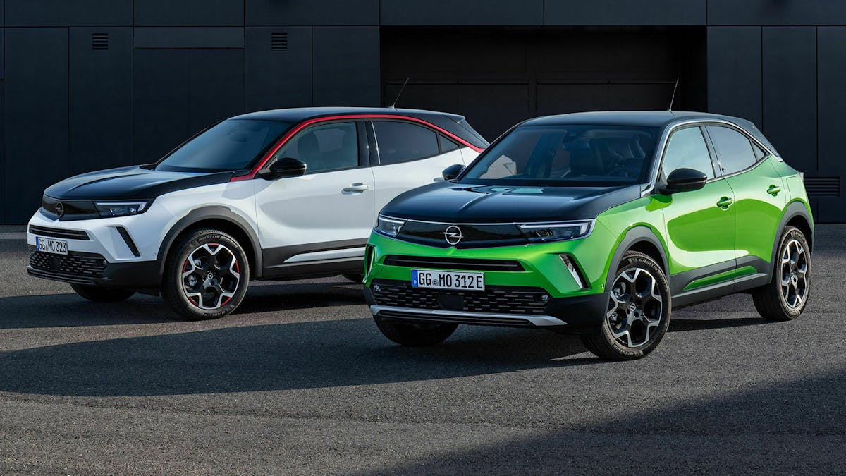 Zwei Opel Mokka Dreiviertel-Frontansicht dynamisch