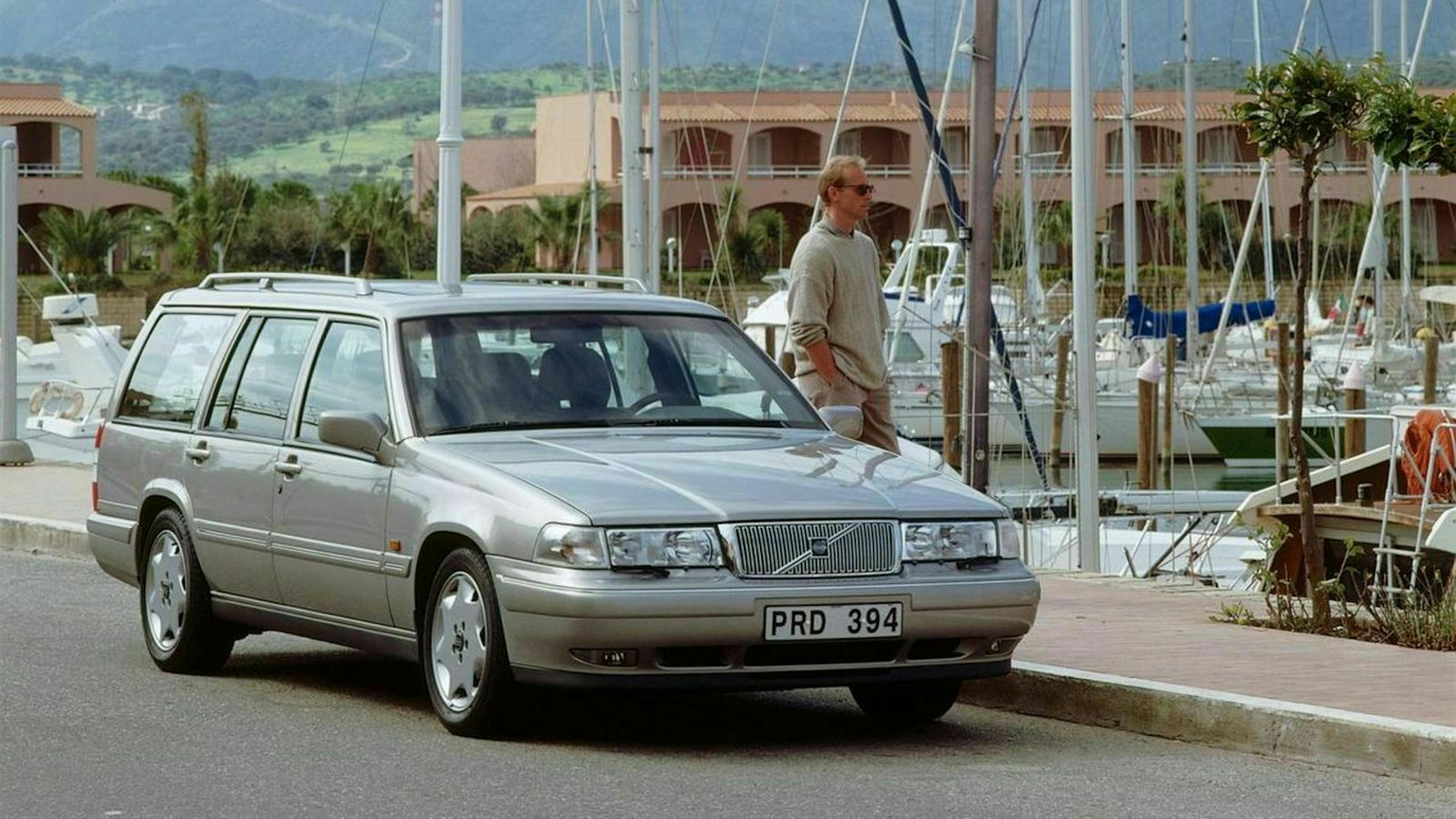 Der Volvo 960 stehend in seitlicher Frontansicht