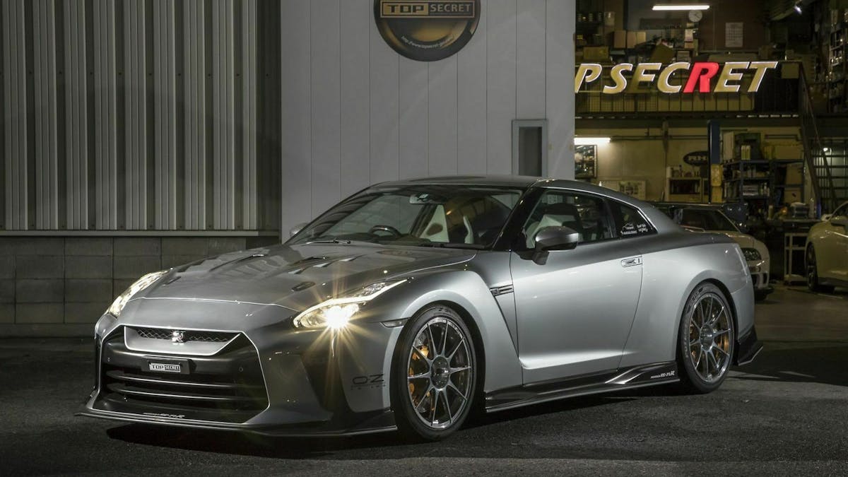 Zu sehen ist der Nissan GT-R, stehend