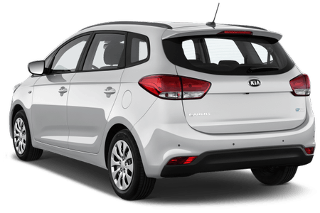 Silberner Kia Carens, Heckansicht. Kompaktwagen mit fünf Türen, schwarzen Stoßfängern und weißen Felgen.