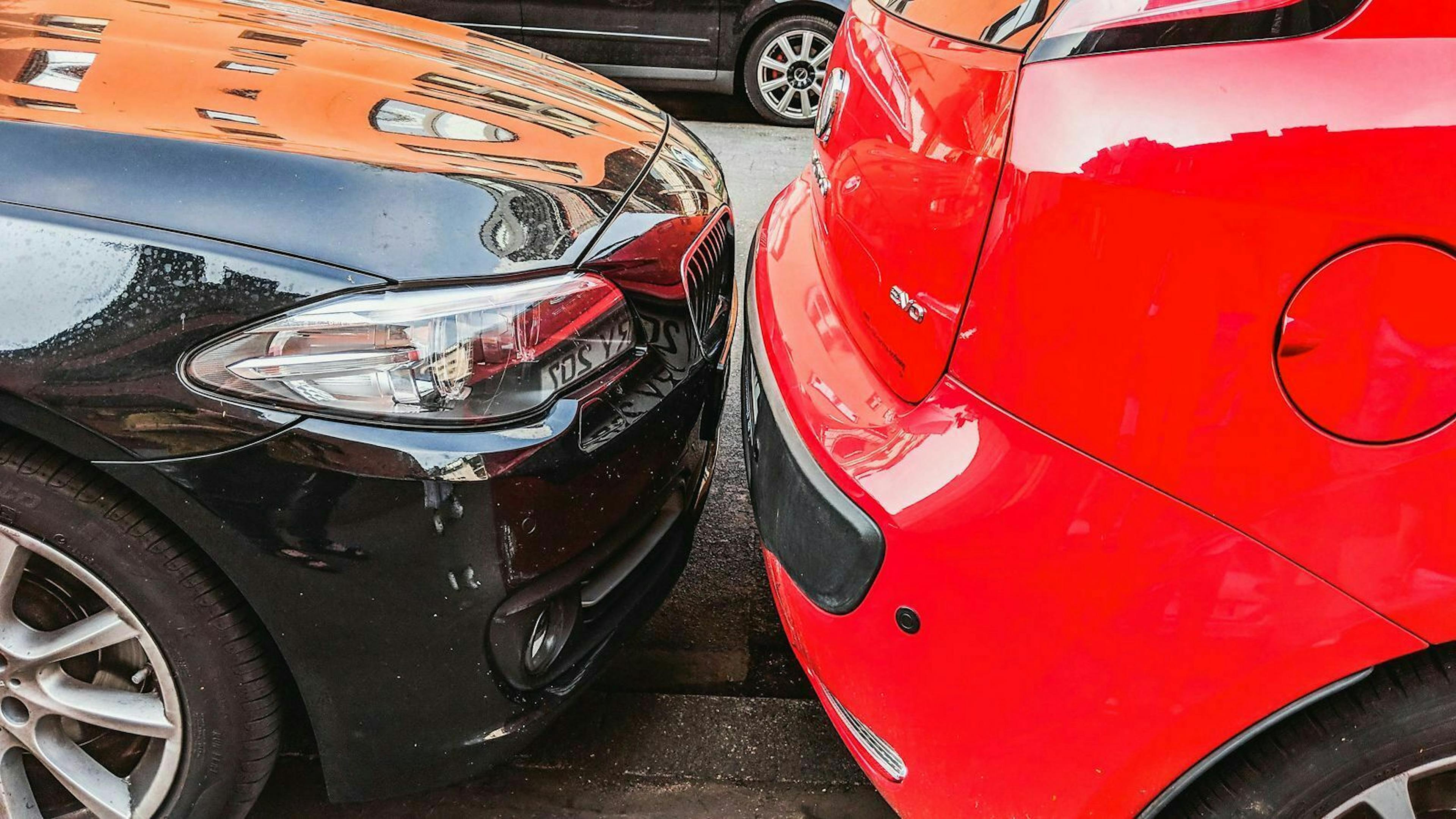 Viele moderne Autos sind mit Einparkhilfen ausgestattet. So kannst du auch in enge Lücken gut einparken.