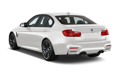 Weiße Sportlimousine der Marke BMW, seitlich von hinten fotografiert. Die Karosserie ist aerodynamisch, mit markanten Rücklichtern und schwarzen Felgen.