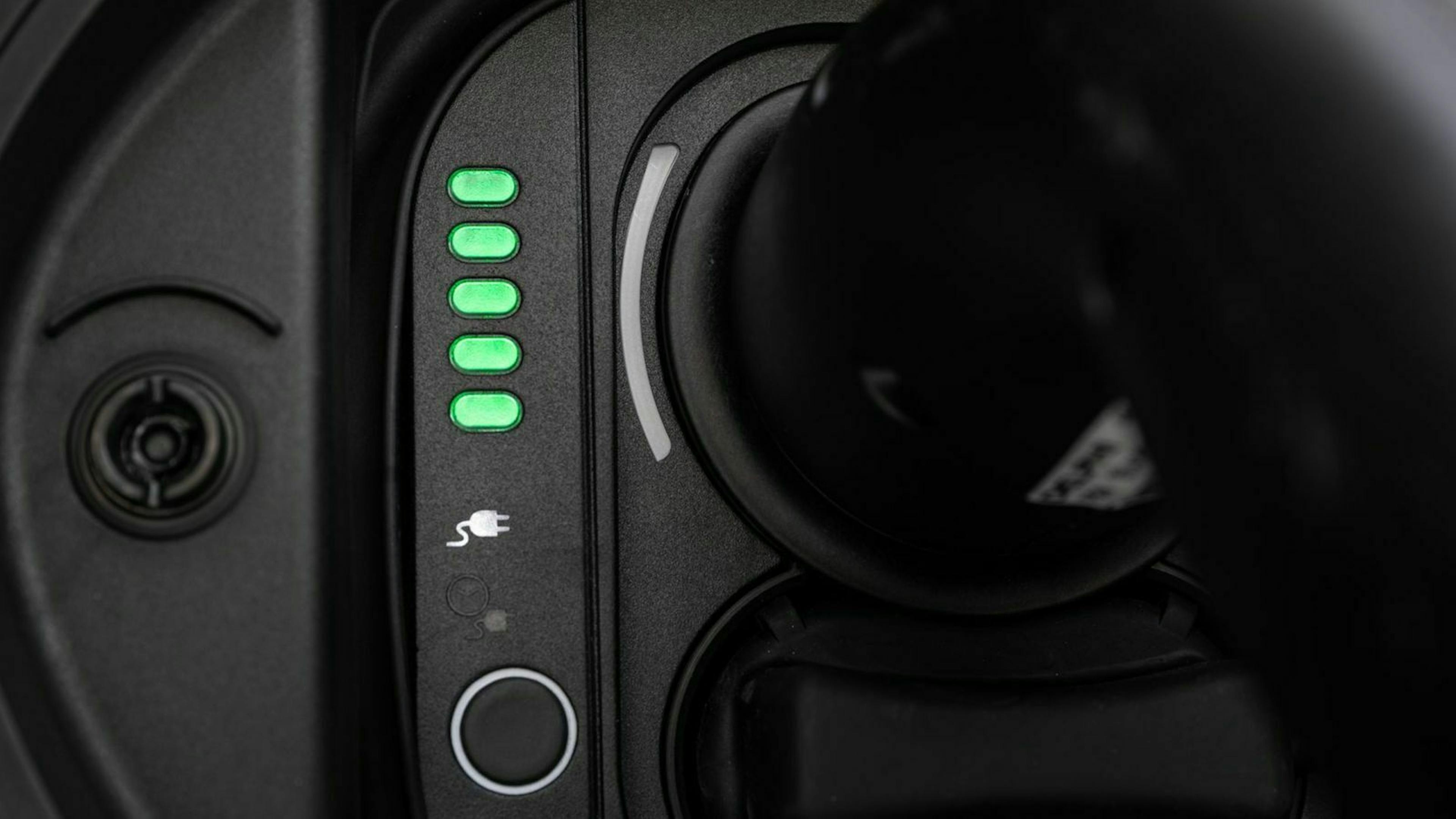 Zu sehen ist die Mittelkonsole des Fiat 500e 2020