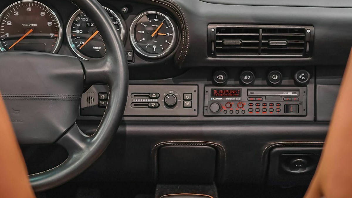 Ein modernes Autoradio im klassischen Look von der Firma Blaupunkt ist in einem Porsche 911 eingebaut.