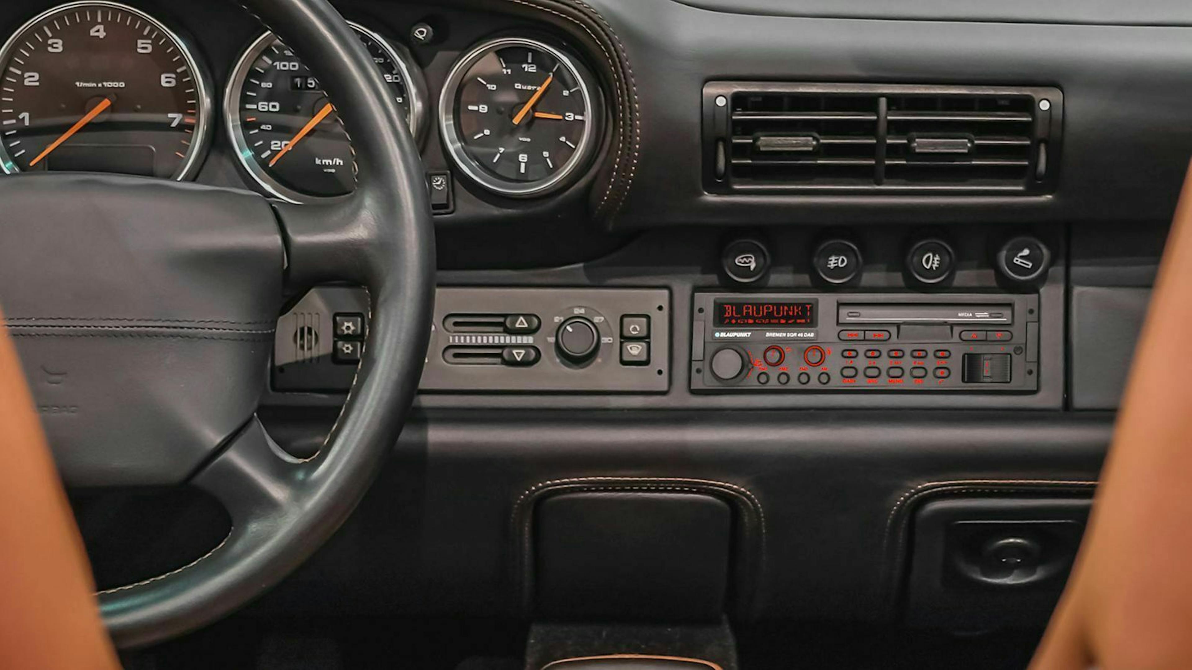 A modern car radio in a classic look from the Blaupunkt company is installed in a Porsche 911.