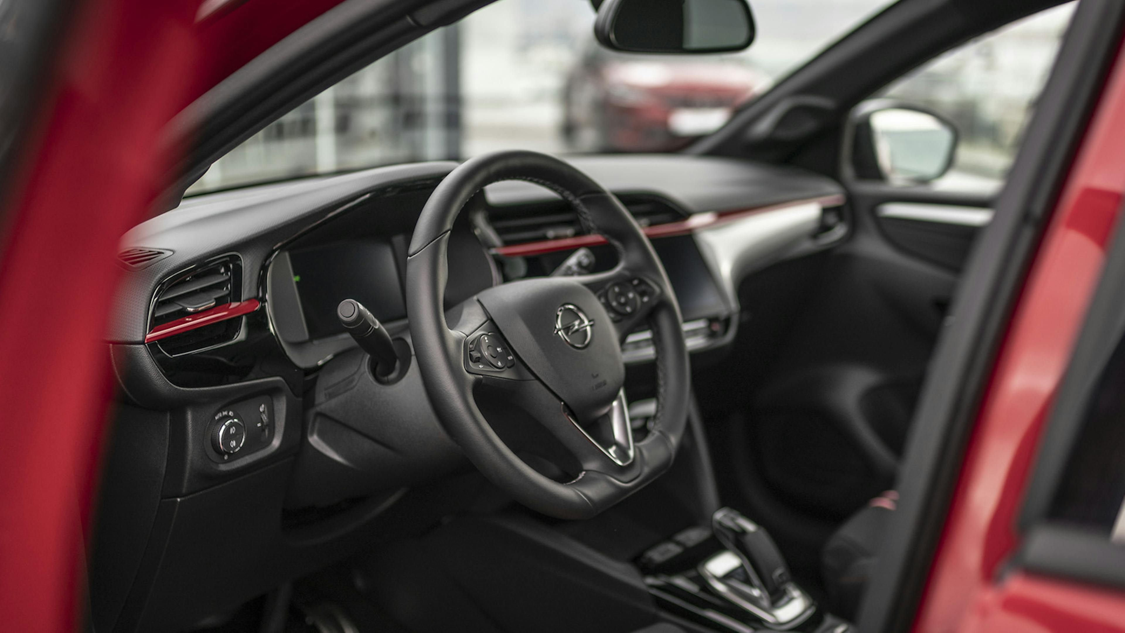 Innenansicht des Opel Corsa bei geöffneter Fahrertür