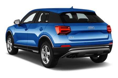 Blauer Audi Q2 von hinten, auf Schotterplatz. Kompakter SUV mit markanten Rückleuchten und sportlichem Design.