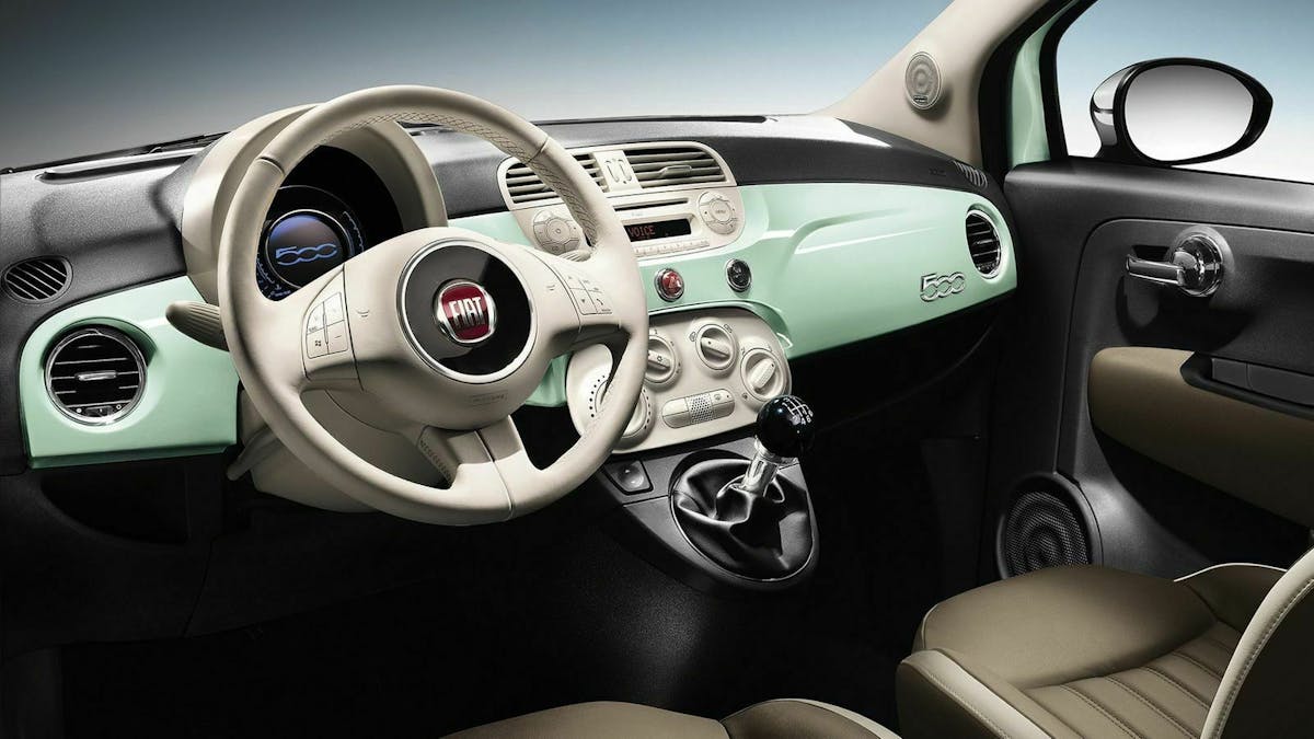 Zu sehen ist das Cockpit des Fiat 500 Cult